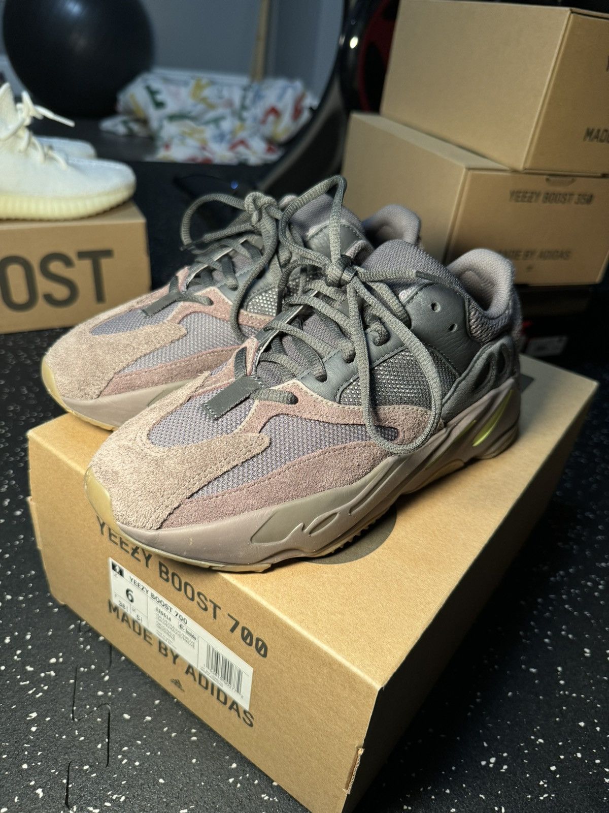 Adidas × Yeezy adidas Yeezy Boost 700 Mauve in size 6Y Size US 6 / EU 39 - 5 Thumbnail