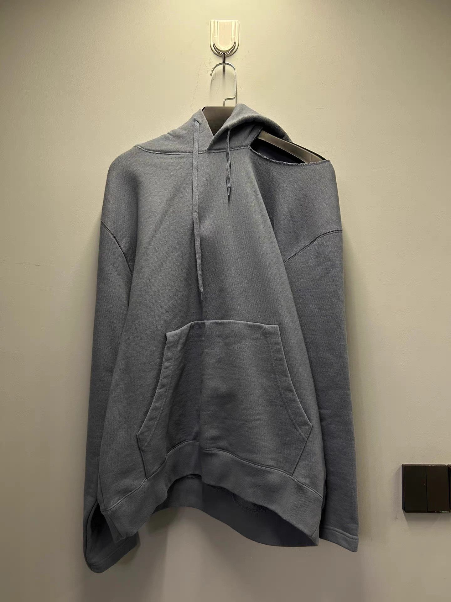 Vetements VETEMENTS off-shoulder sweatshirt Size US S / EU 44-46 / 1 - 1 Thumbnail