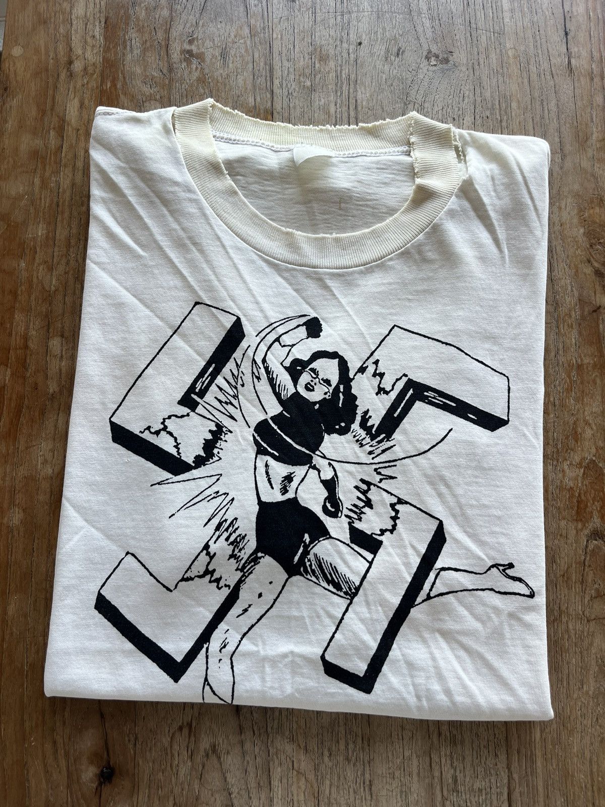 Vintage Vintage Artwork Design Very worn 90’s Tshirt Size US XL / EU 56 / 4 - 1 Thumbnail