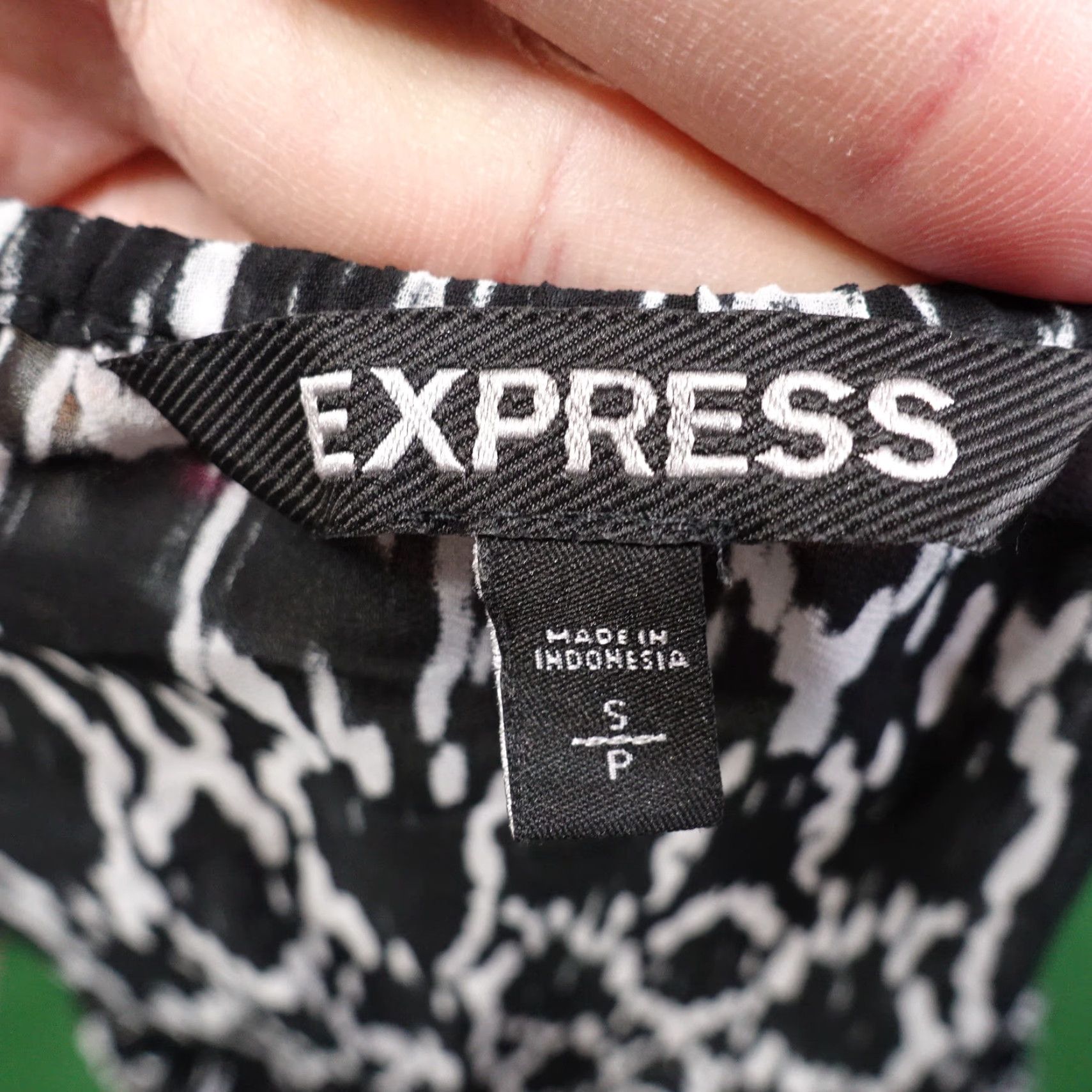 Express EXPRESS BLOUSE WOMENS SZ S BLACK WHITE SHEER SEE THRU GEOMETRIC SMALL Size S / US 4 / IT 40 - 6 Thumbnail