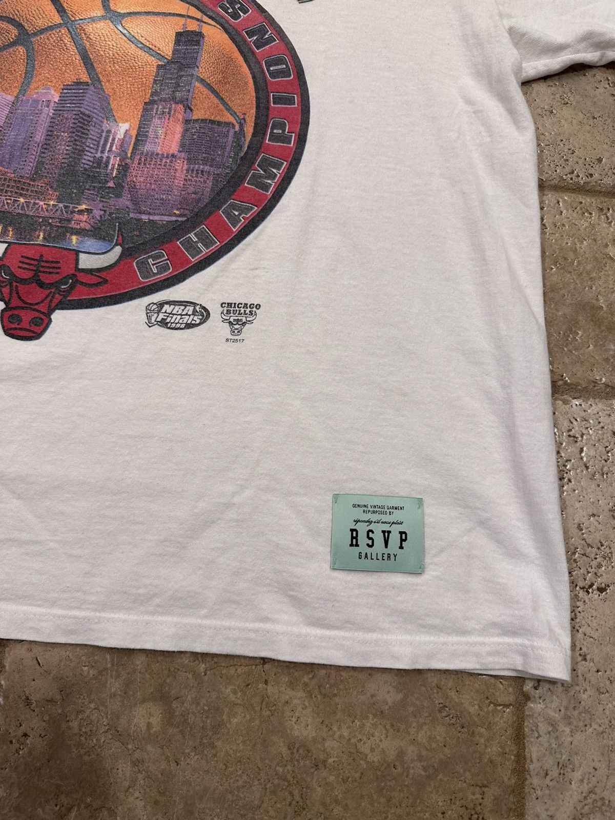NBA × Rsvp Gallery × Vintage RSVP Gallery x Vintage Chicago Bulls 1998 Repeat 3-Peat Tee Size US XXL / EU 58 / 5 - 4 Thumbnail