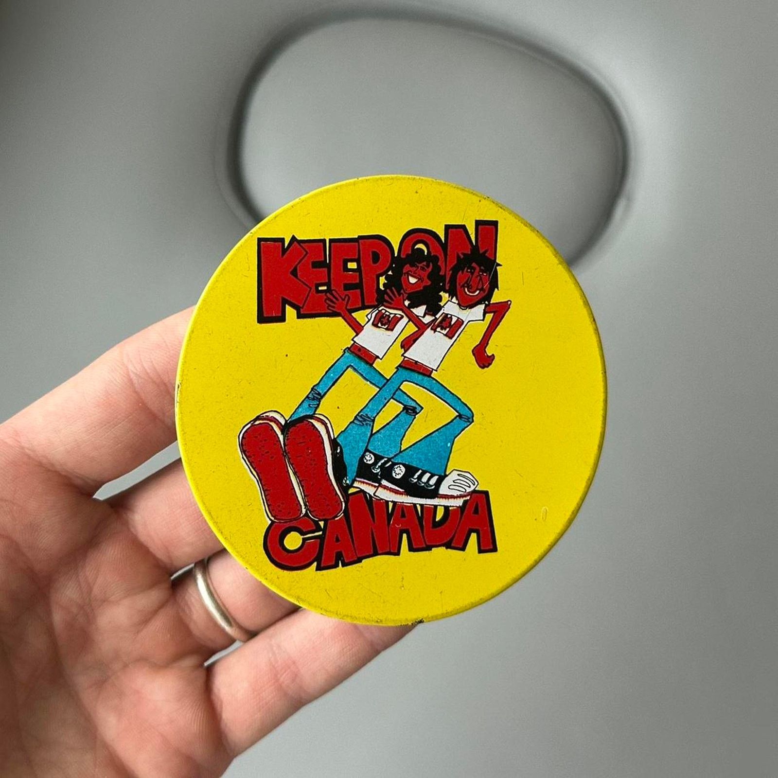 Vintage Vintage 60s 70s Cartoon Big Round Yellow Metal Button Pin Size ONE SIZE - 4 Thumbnail