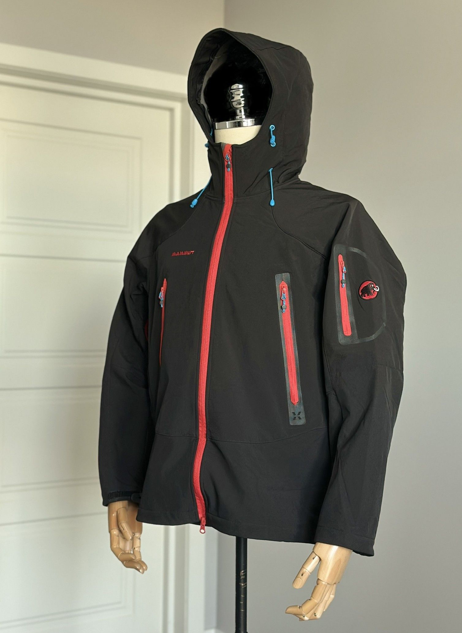 Mammut MAMMUT Eiger Extreme Shell Hooded Jacket Outdoor Trekking Size US M / EU 48-50 / 2 - 1 Thumbnail