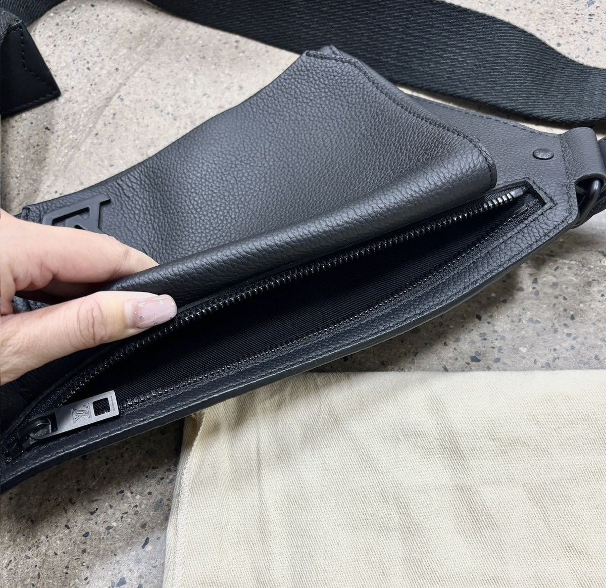 Louis Vuitton LV Louis Vuitton Takeoff Crossbody Aerogram Size ONE SIZE - 12 Thumbnail