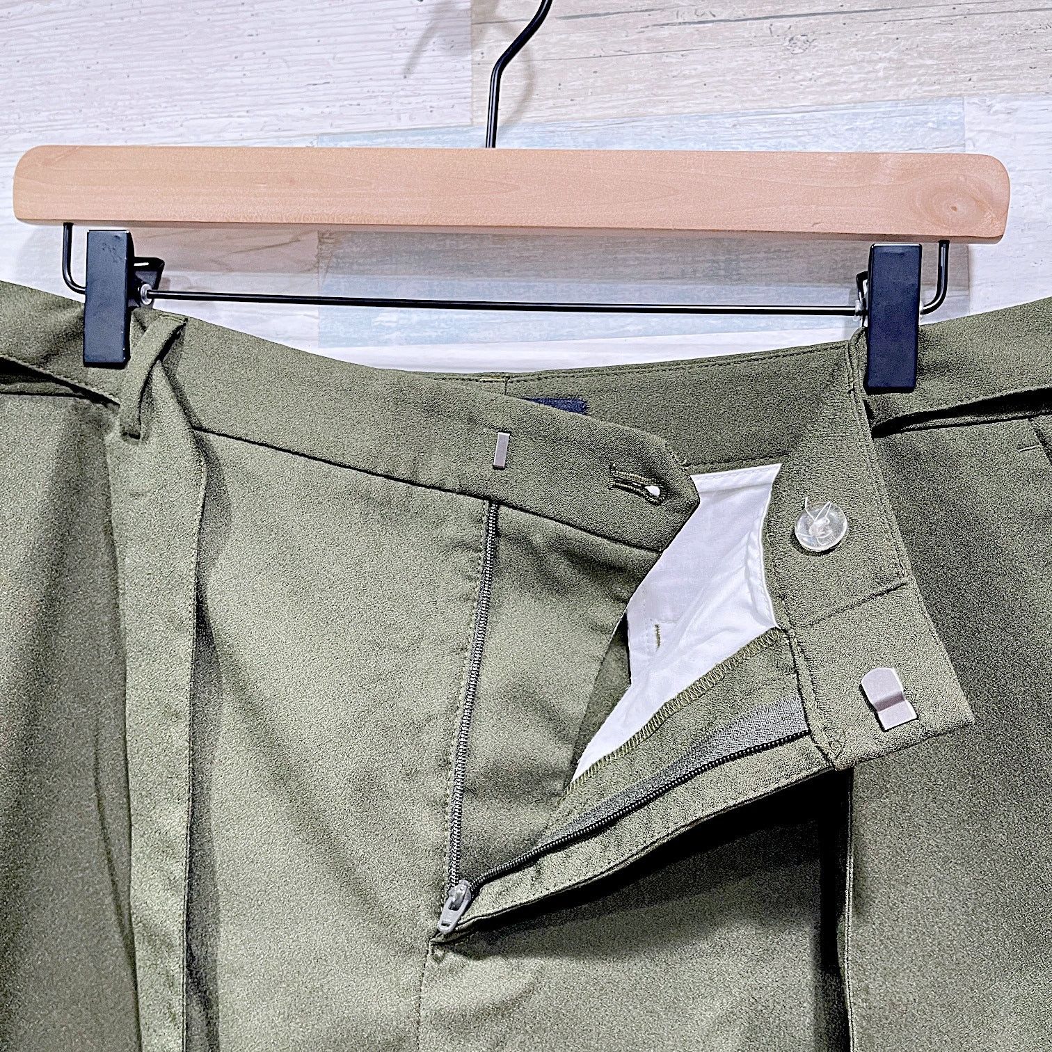Banana Republic Banana Republic Belted Trouser Shorts Olive Green Womens 14 Size 36" / US 14 / IT 50 - 2 Thumbnail
