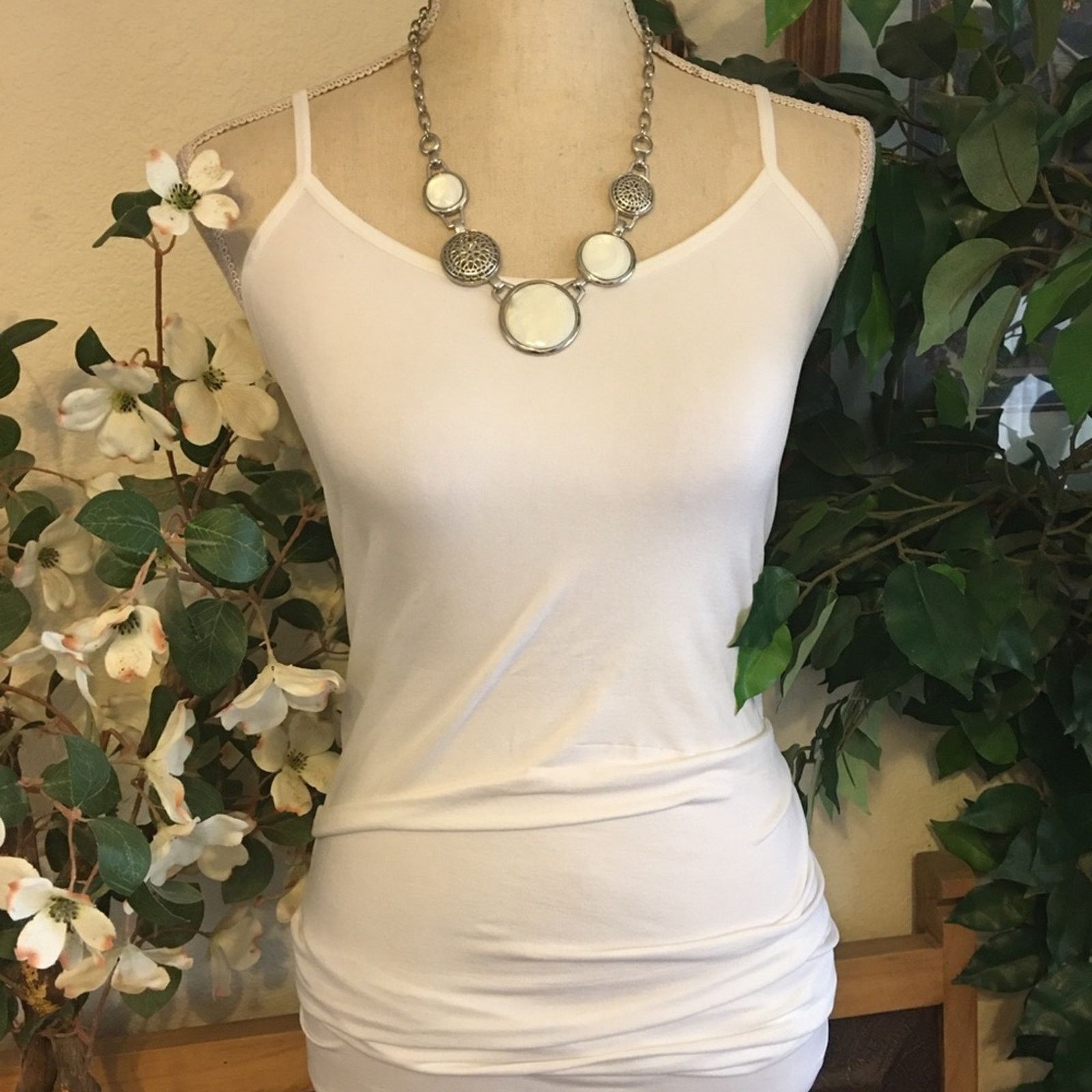 Jewelry White shell & filigree disc silver tone necklace Size ONE SIZE - 4 Thumbnail