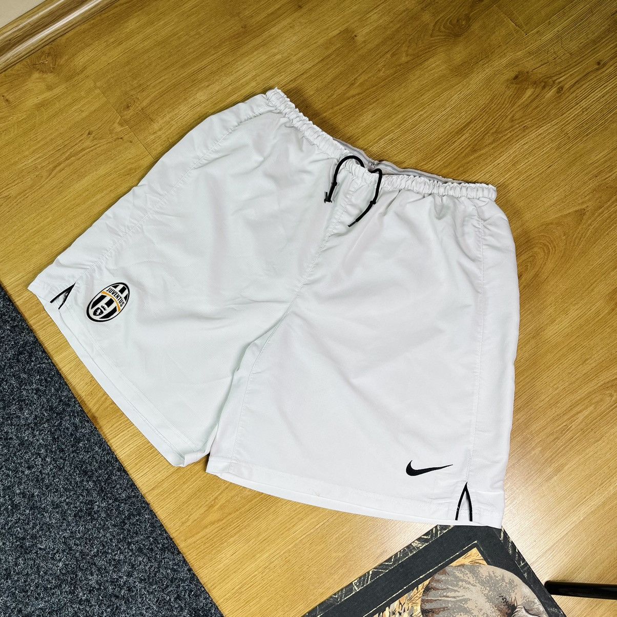 Nike Juventus Nike shorts vintage football Size US 36 / EU 52 - 1 Thumbnail