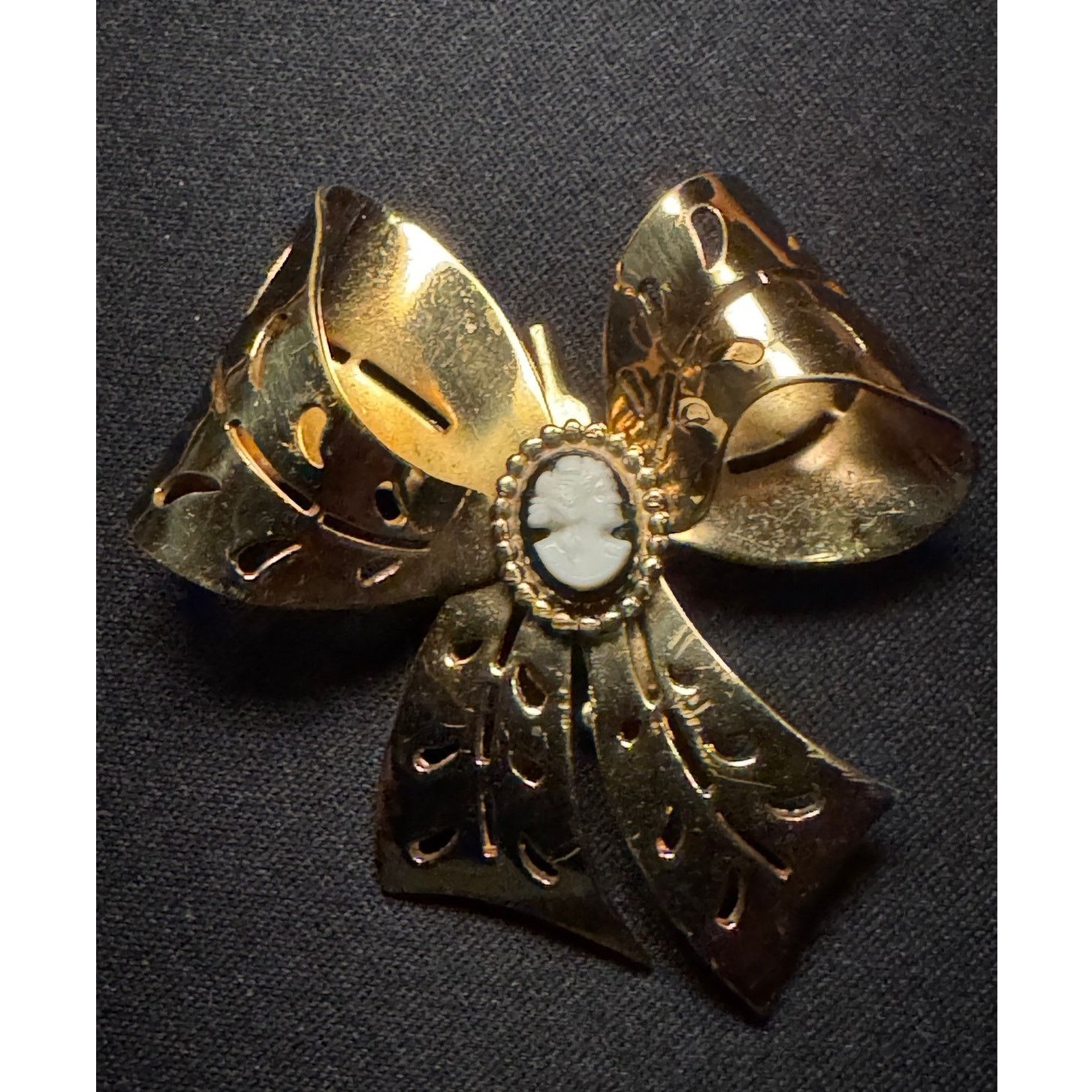 Other Vintage Coro Cameo Set In A Gold Tone Bow Brooch Size ONE SIZE - 2 Thumbnail