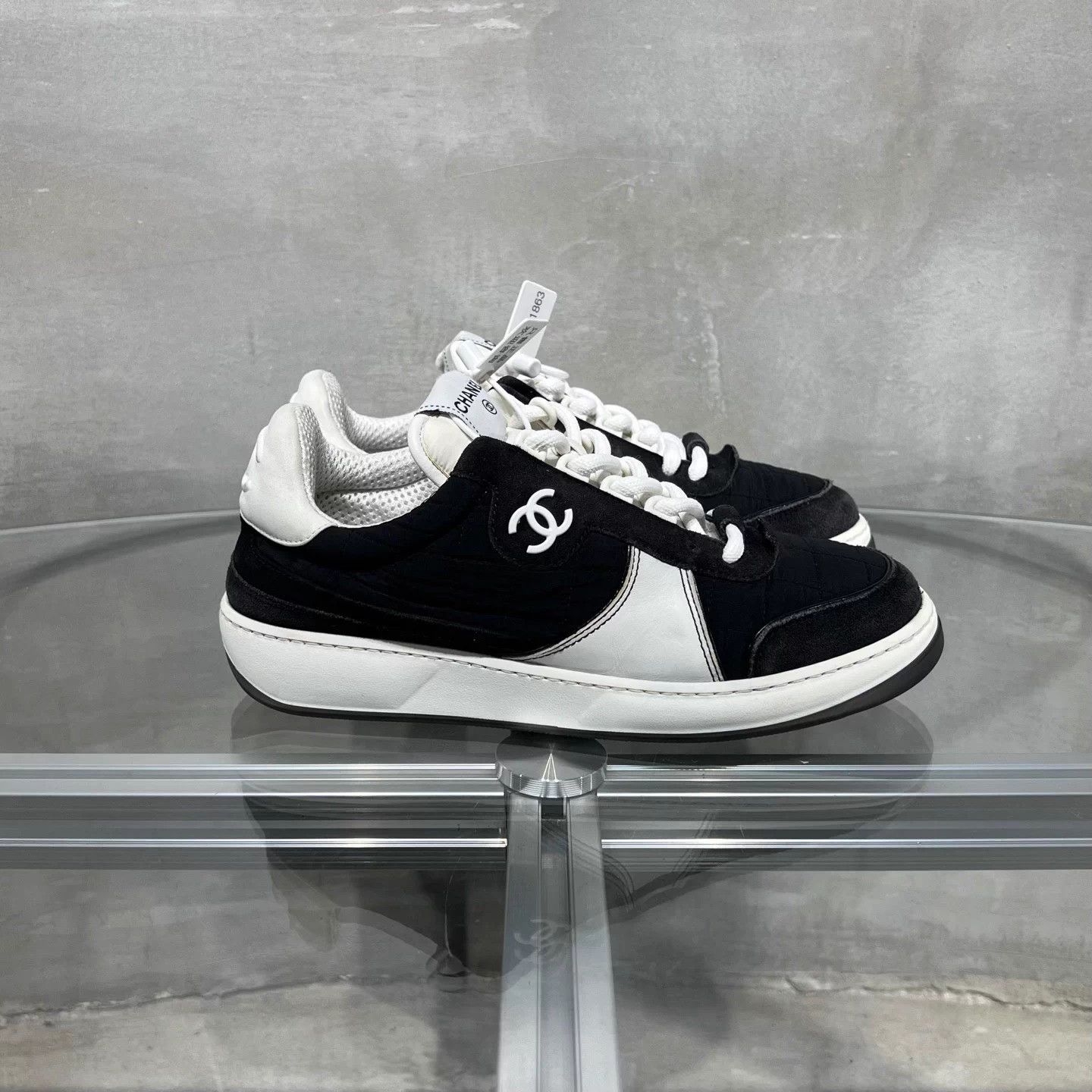 Chanel CHANEL logo leather low-top black/white EUR38 sneakers Size US 7 / IT 37 - 4 Thumbnail