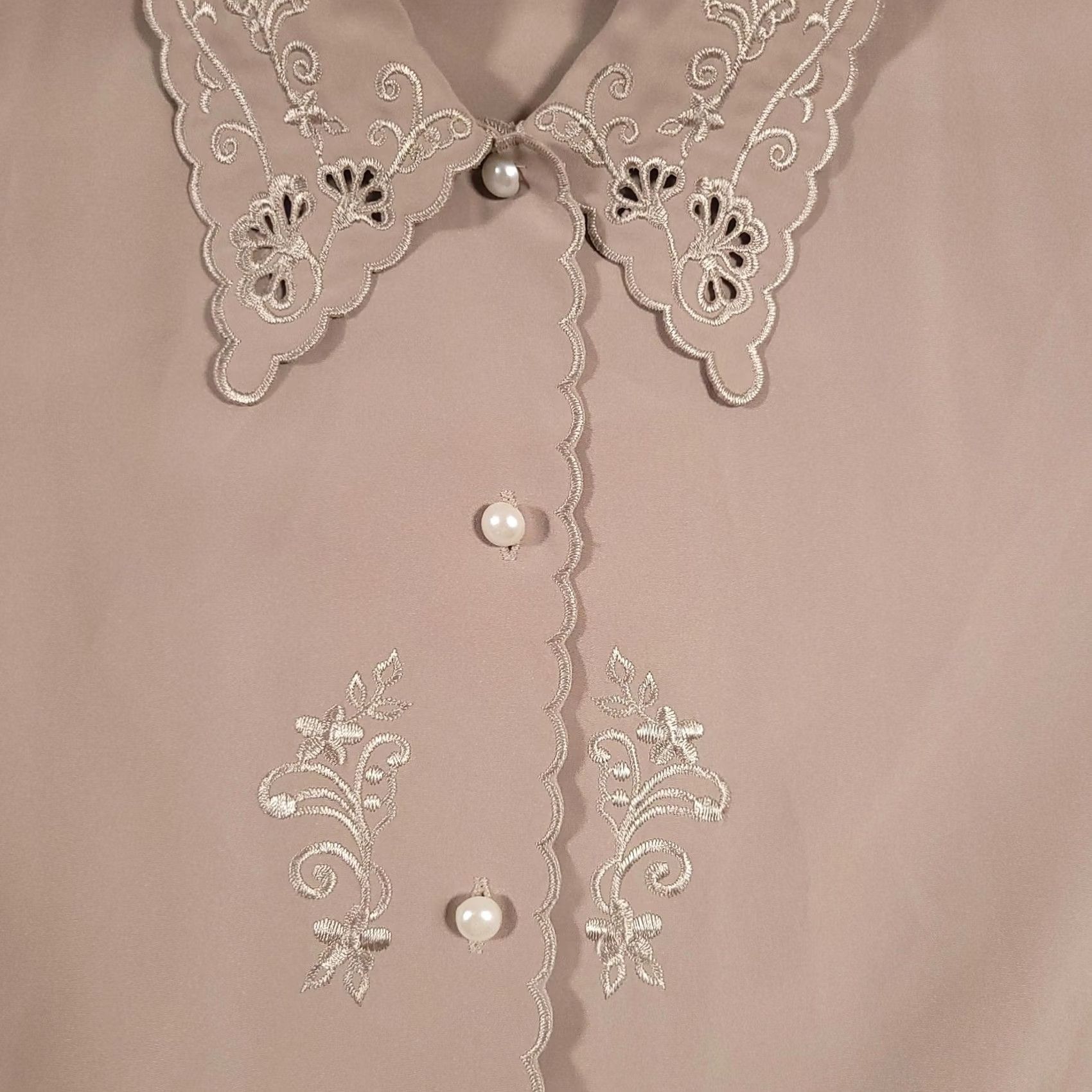 Vintage VINTAGE Christine Gerard Blouse Womens 10 Beige Embroidered Pearl Button Long Sleeve Vintage Style Blouse for Women Size L / US 10 / IT 46 - 4 Thumbnail