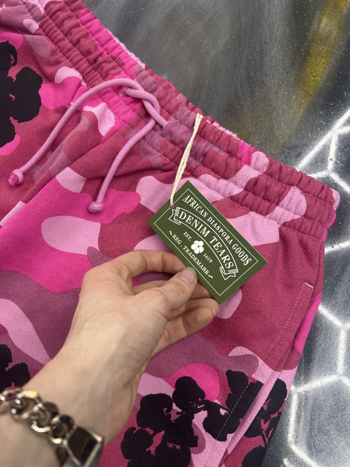 DENIM TEARS Denim Tears Pink Camo Cotton Wreath Sweatpants Size M Size US 32 / EU 48 - 12 Thumbnail