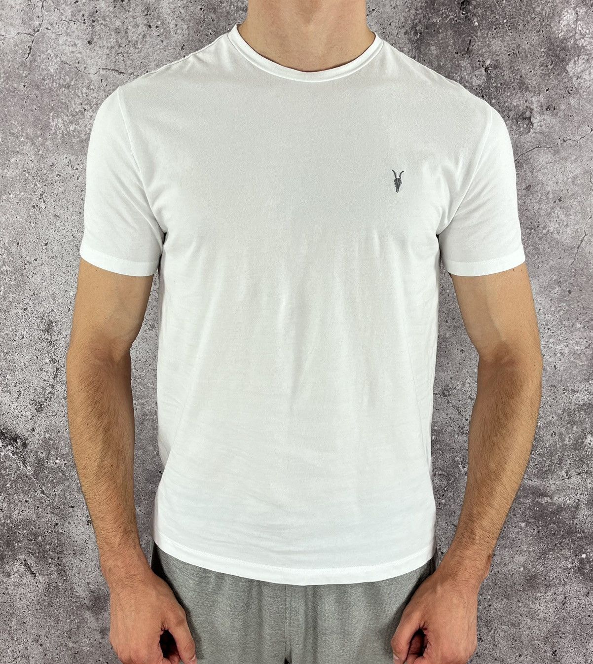 Allsaints Allsaints T-Shirt Basic Small Logo Embroidery Y2K White Sz M Size US M / EU 48-50 / 2 - 8 Thumbnail