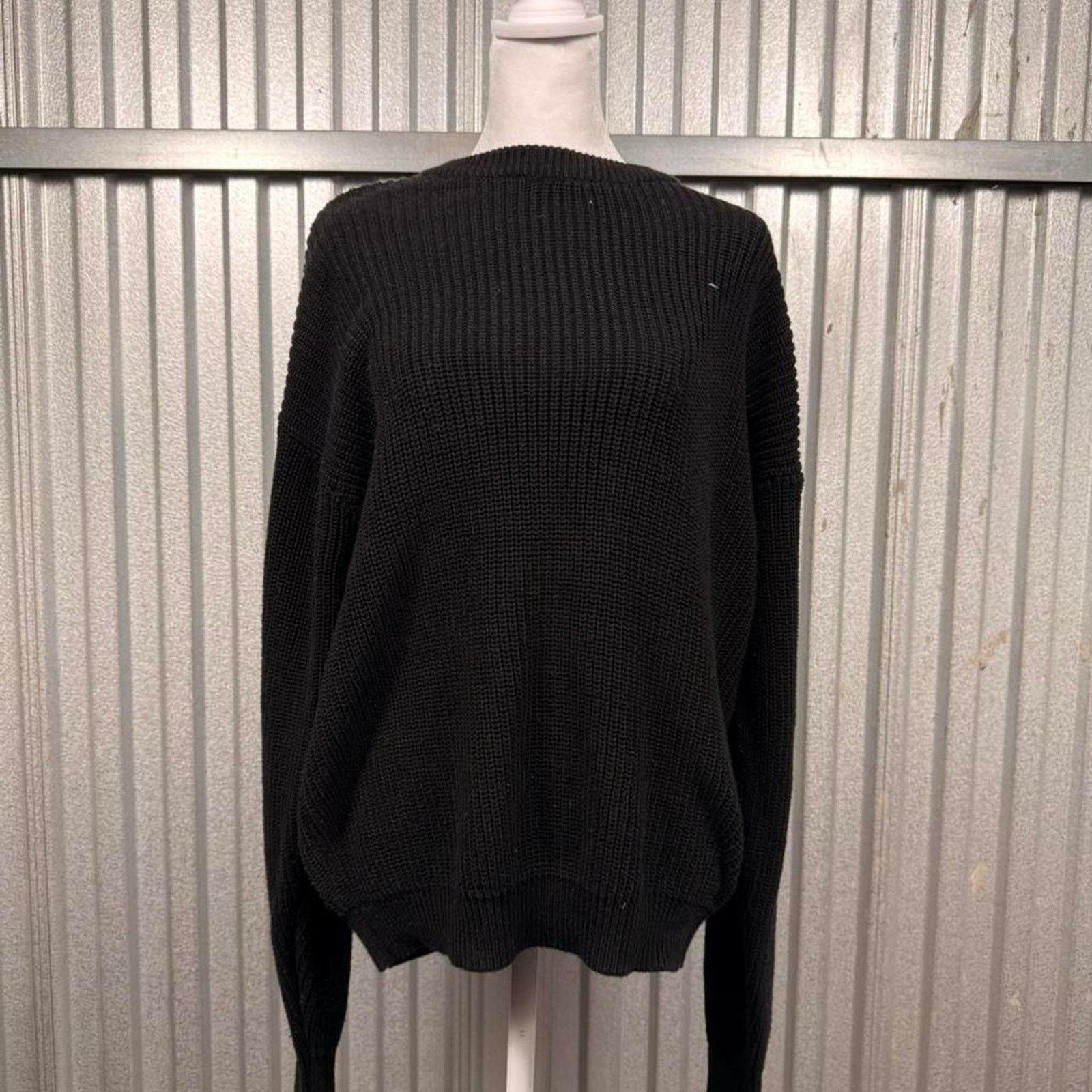 Brandy Melville ClassicBlack brandy melville sweater Size M / US 6-8 / IT 42-44 - 1 Thumbnail