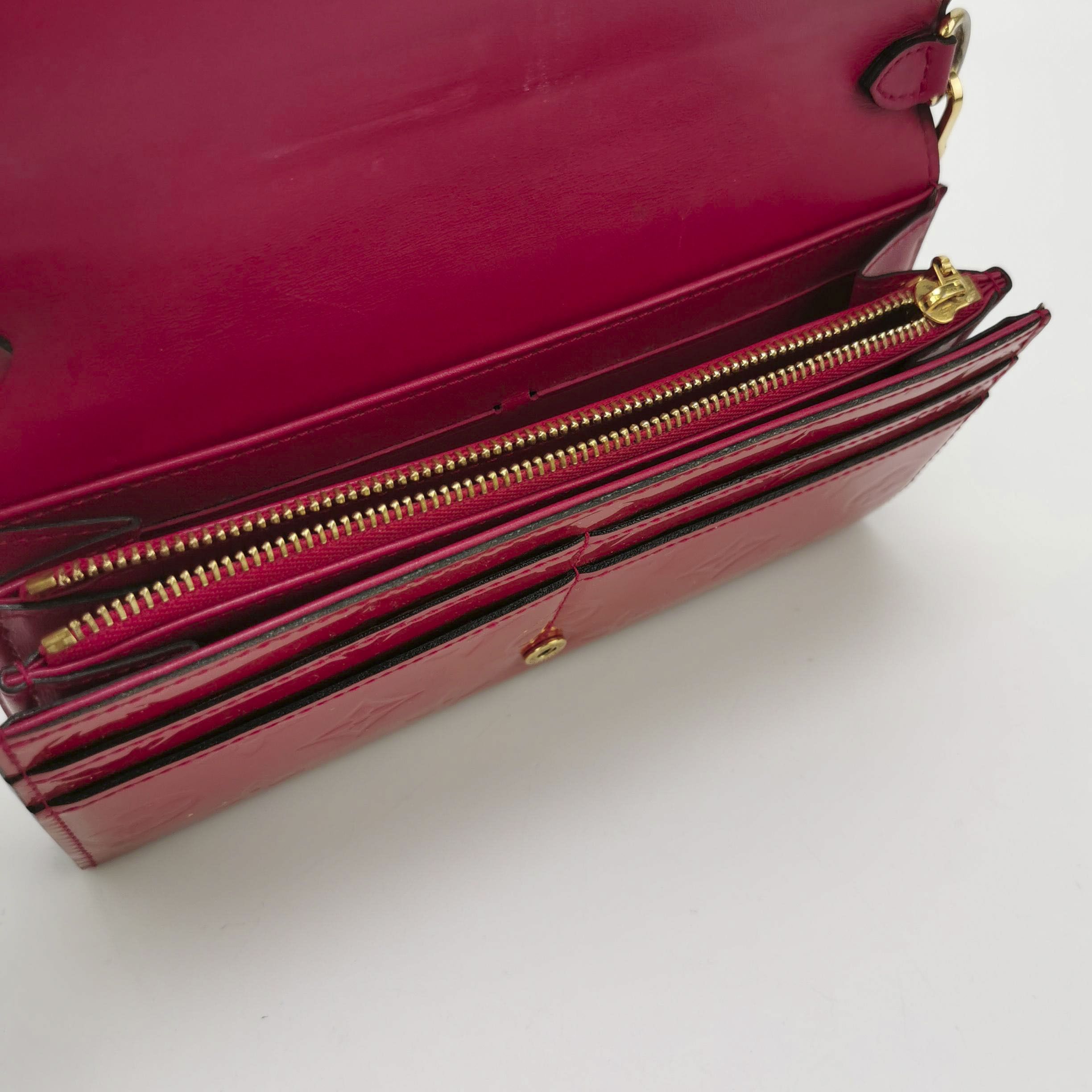 Louis Vuitton Louis Vuitton (LV) Sarah patent leather solid color embosse Size ONE SIZE - 1 Thumbnail