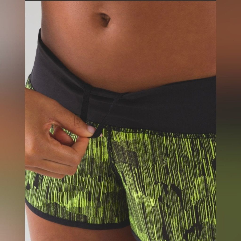 Lululemon Lululemon down pour line light/ black speed shorts size 4 Size 27" / US 4 / IT 40 - 5 Thumbnail
