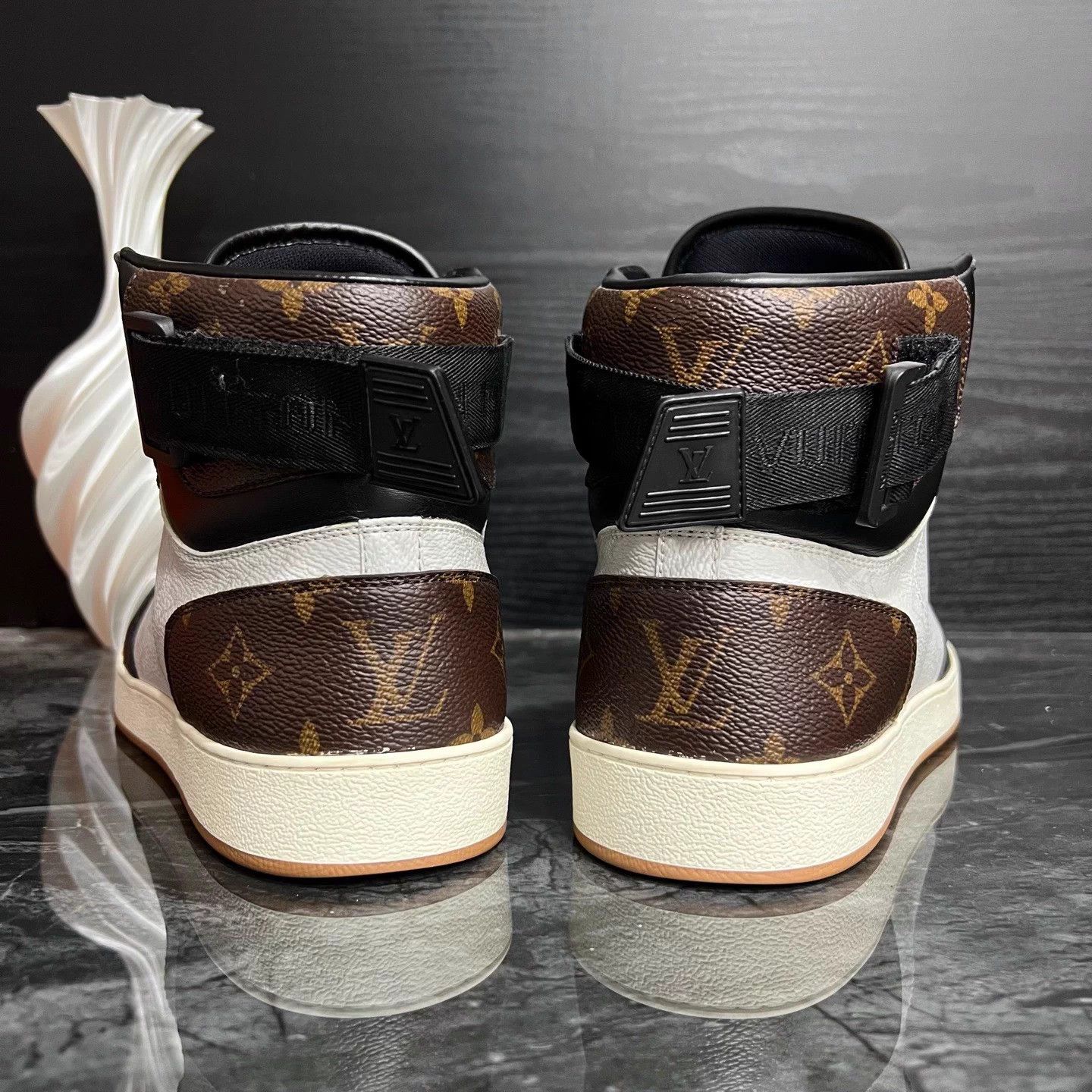 Louis Vuitton LV High-Top Sneaker 41 Monogram Print 95 New Size US 8 / EU 41 - 4 Thumbnail