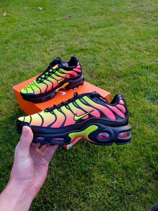 Air max plus 2025 volt solar red