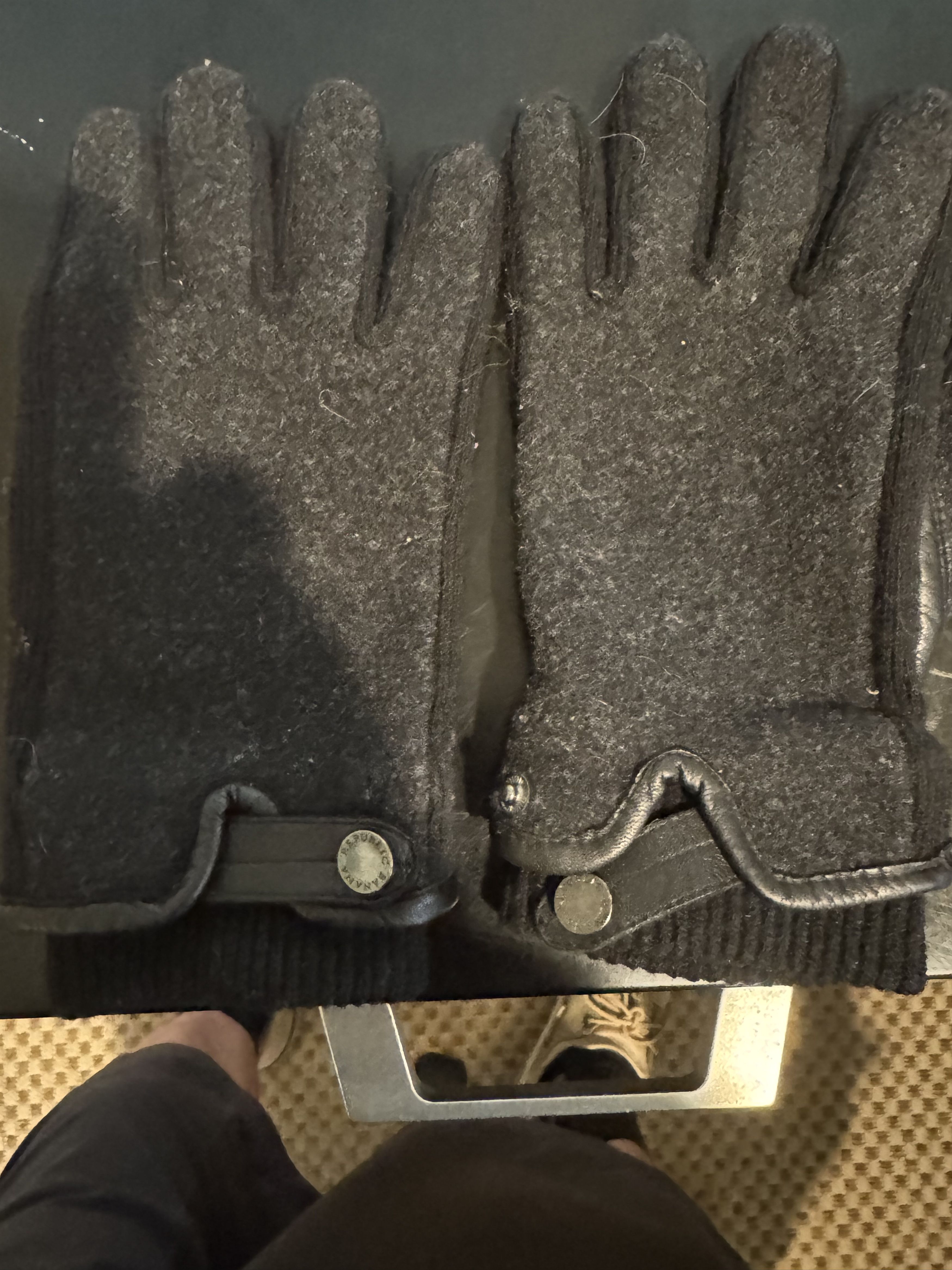 Other Black/Grey Leather Gloves Size ONE SIZE - 1 Thumbnail