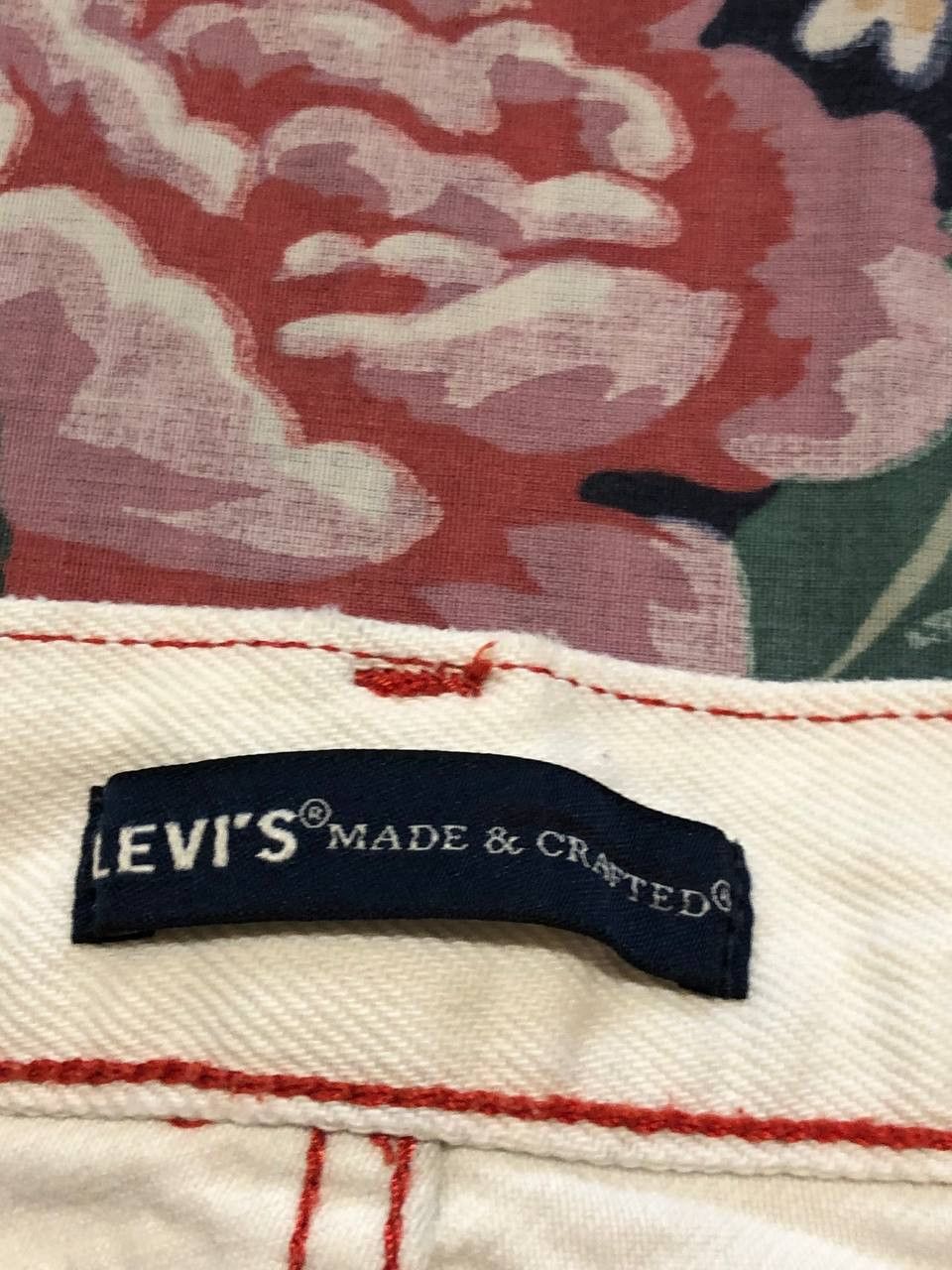 Levi's Vintage Levi's print stars Y2K jeans white streetwear Size 28" / US 6 / IT 42 - 2 Thumbnail