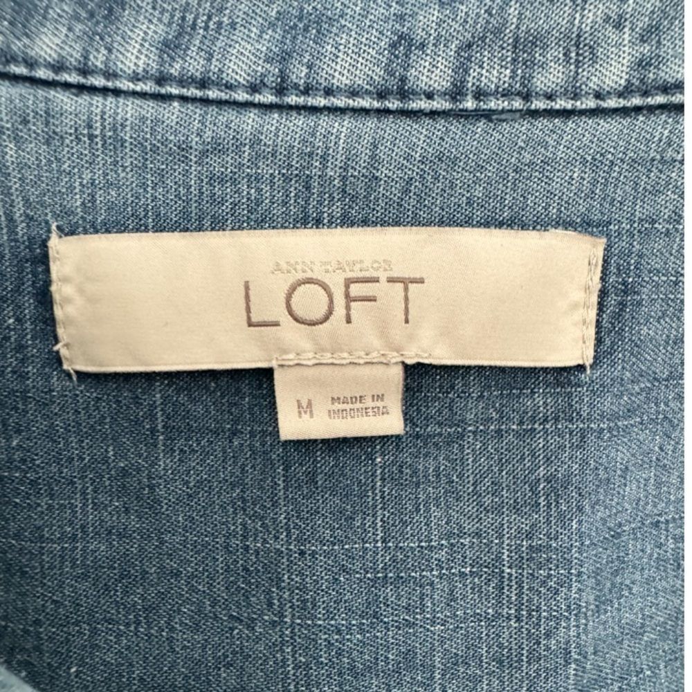 Loft Ann Taylor LOFT Women’s Size M Blue Chambray Denim Button Do Size M / US 6-8 / IT 42-44 - 4 Thumbnail