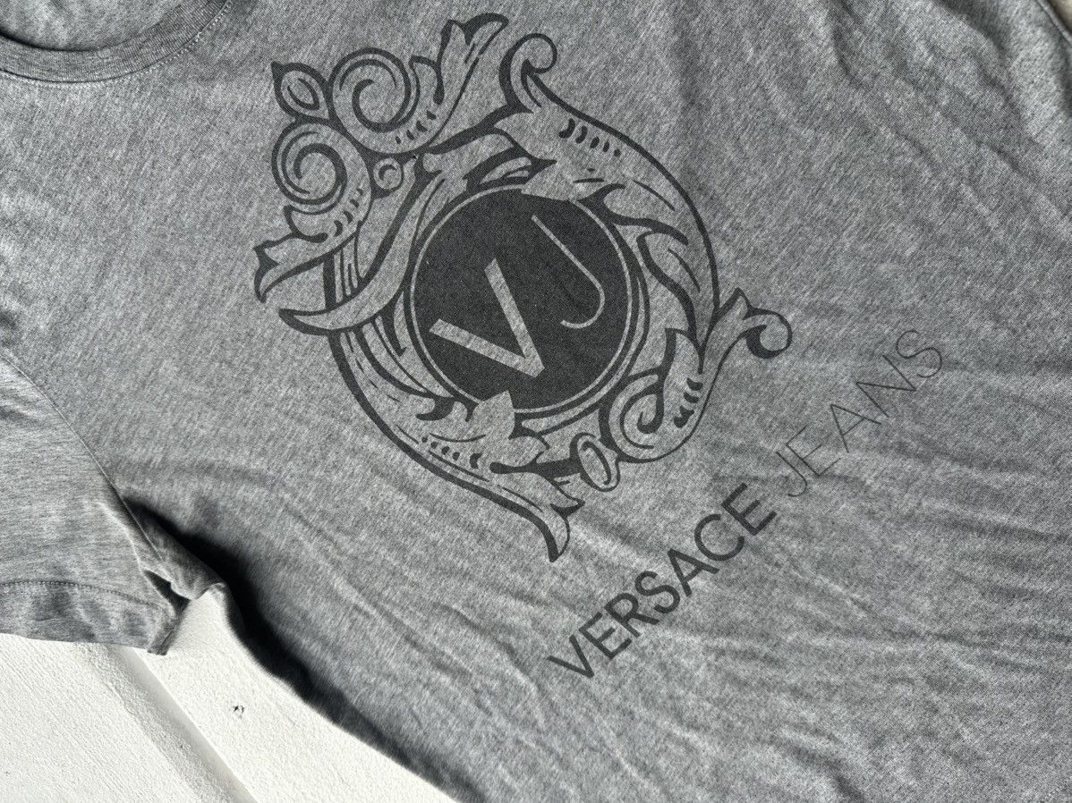 Vintage 🚨 VINTAGE VERSACE JEANS BIG LOGO TEE RARE LUXURY Size M / US 6-8 / IT 42-44 - 6 Thumbnail