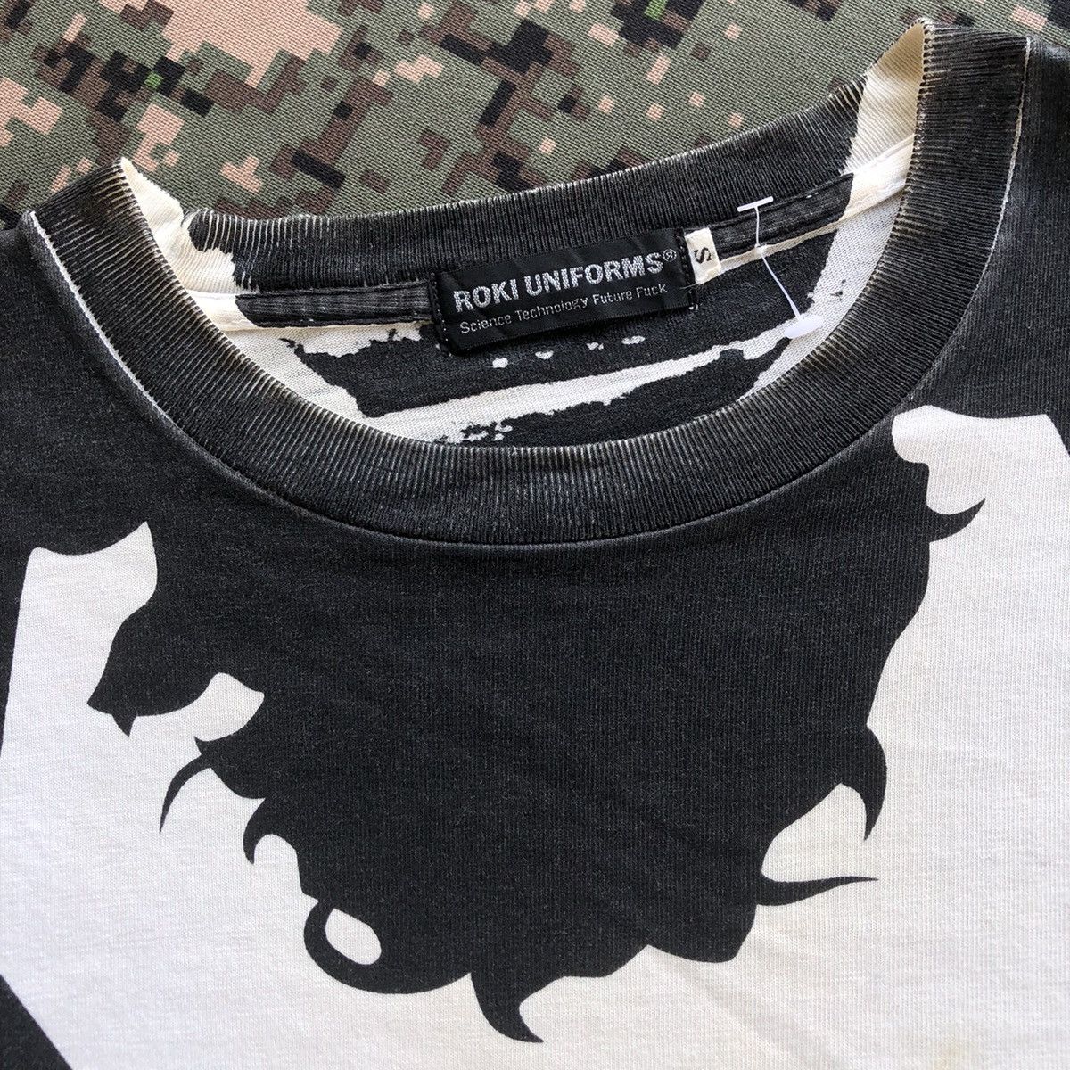 Expert Horror × Japanese Brand Roki Uniforms The Texas Chainsaw Masacre Tshirt Size US S / EU 44-46 / 1 - 4 Thumbnail