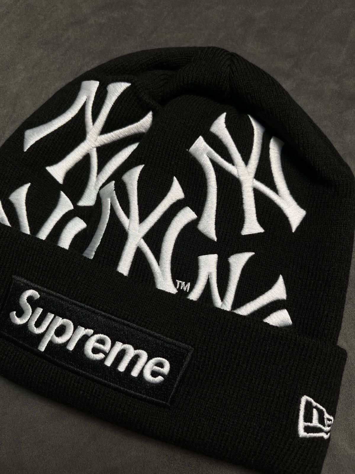 MLB × New Era × Supreme Rare FW21 Supreme New York Yankees New Era Box Logo Beanie Size ONE SIZE - 3 Thumbnail