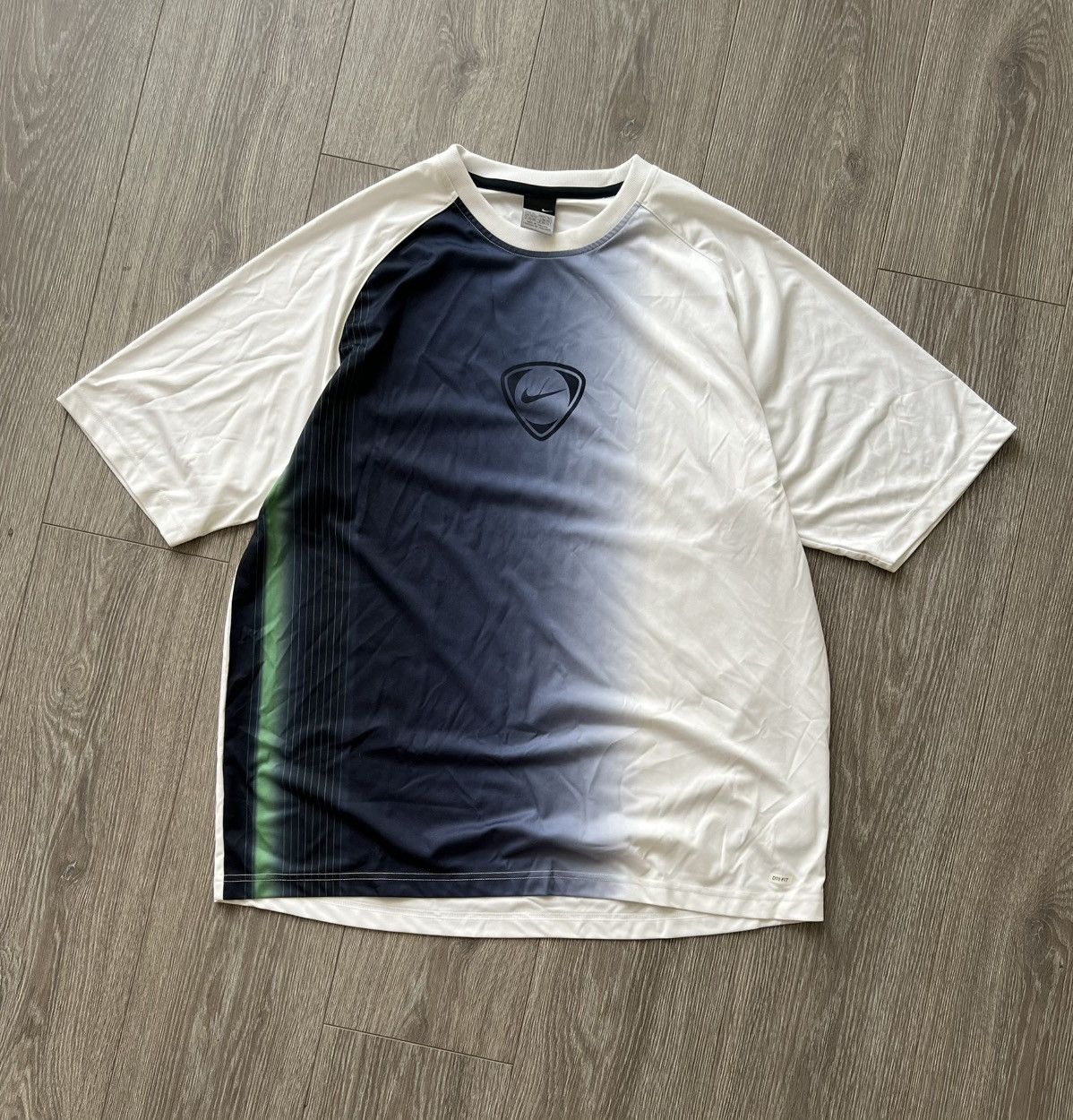 Nike Vintage Nike T-Shirt Y2K Center Logo Size US XL / EU 56 / 4 - 1 Thumbnail