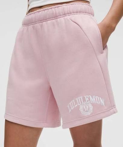 Lululemon NWT Lululemon Scuba Oversized MR Shorts 7” Graphic Size S Size 28" / US 6 / IT 42 - 1 Thumbnail