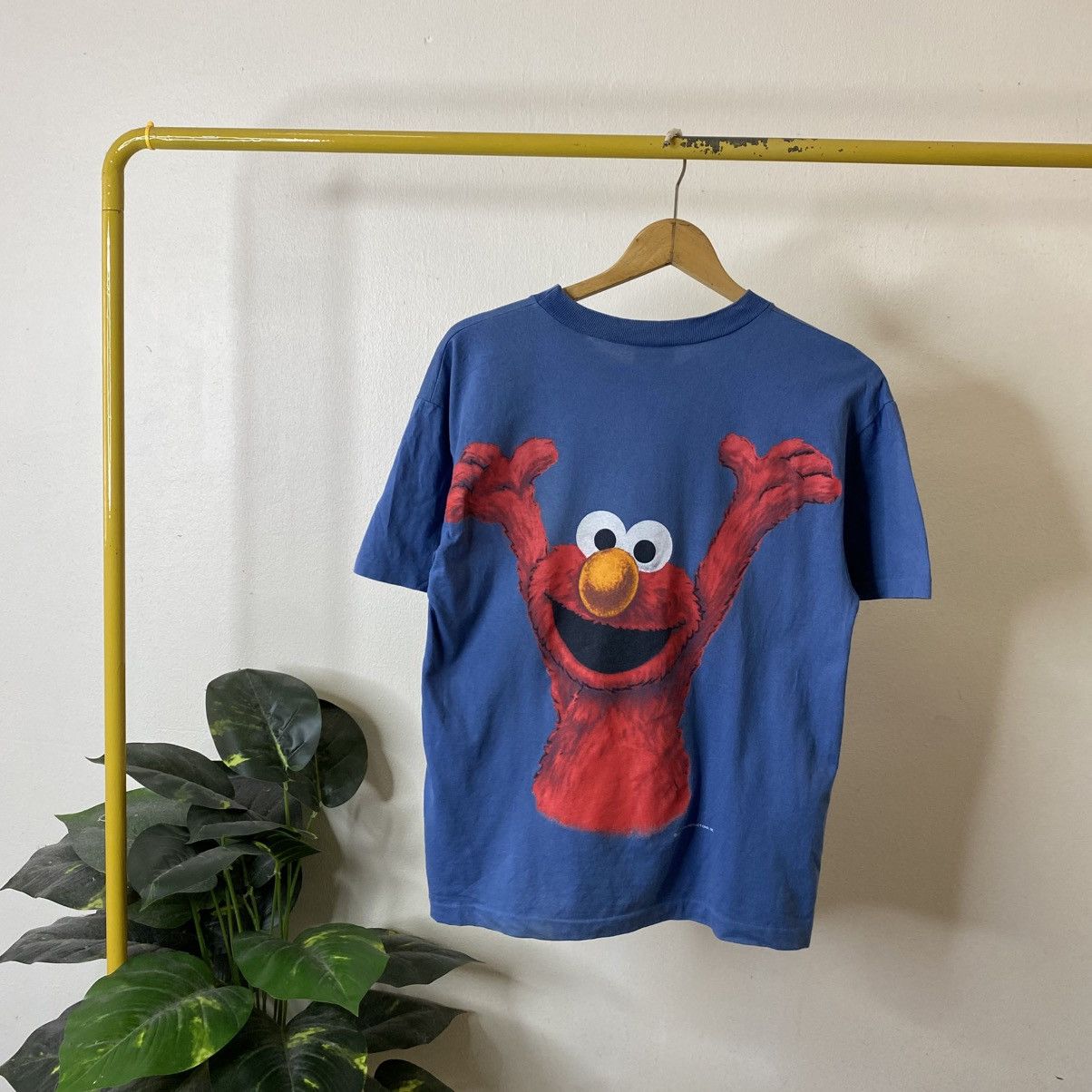 Vintage Vintage 90s Monsterwear Sesame Street Elmo Jim Henson Tshirt Size US S / EU 44-46 / 1 - 1 Thumbnail
