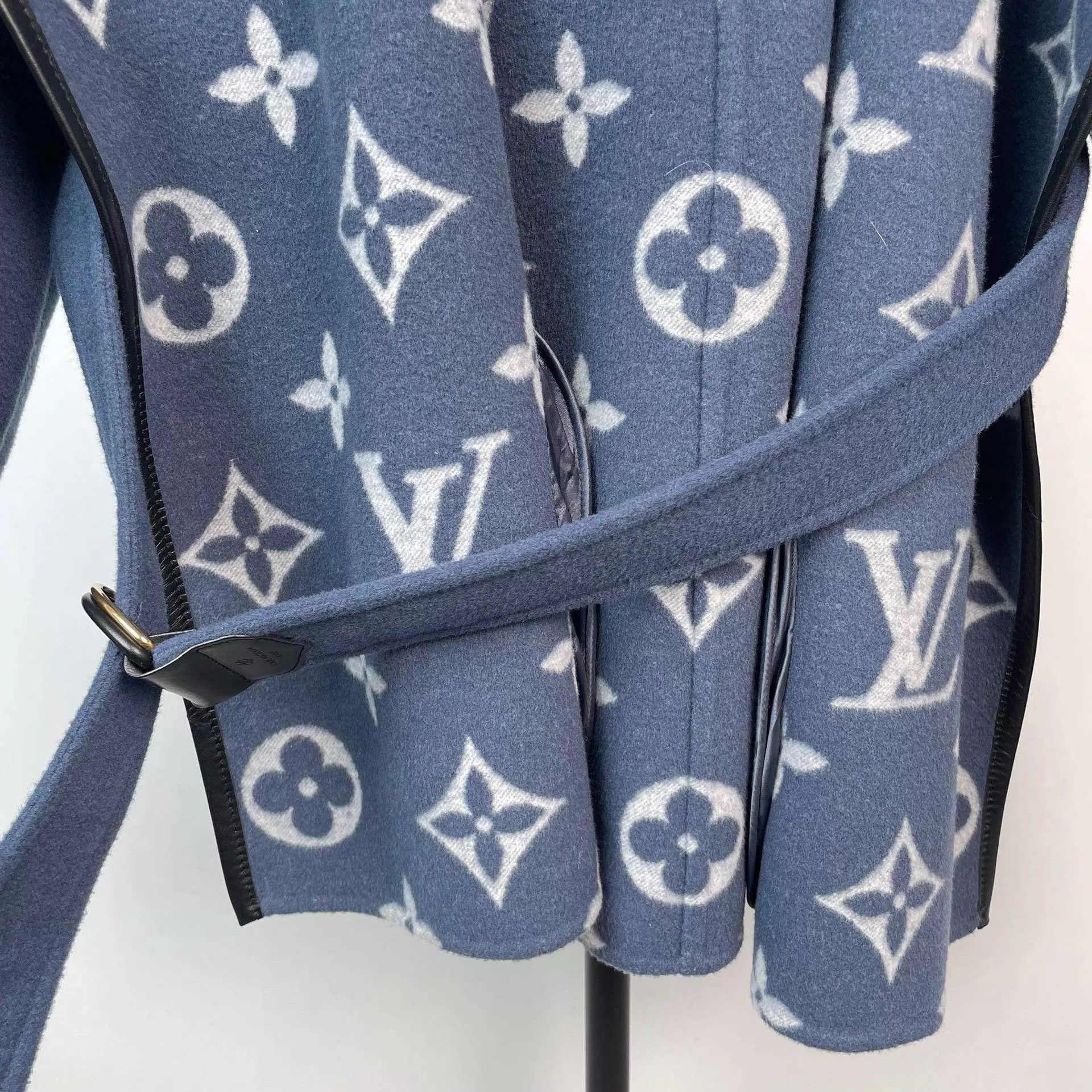 Louis Vuitton LV blue wool hooded jacket tagged Size XS / US 0-2 / IT 36-38 - 2 Thumbnail