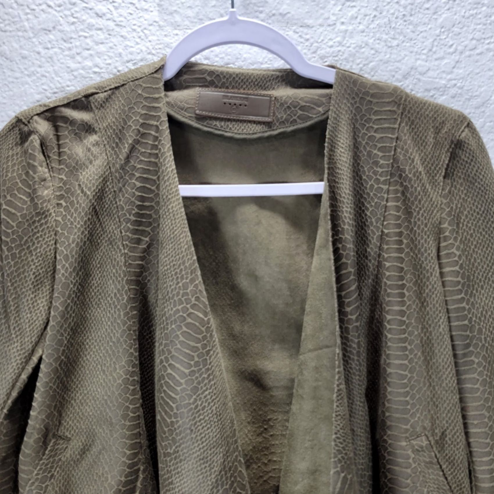 Vintage BLANKNYC Olive Green Faux Suede Snake Print Open Front Drape Jacket XS Women Open Front Blazer Shirt? Size XS / US 0-2 / IT 36-38 - 4 Thumbnail
