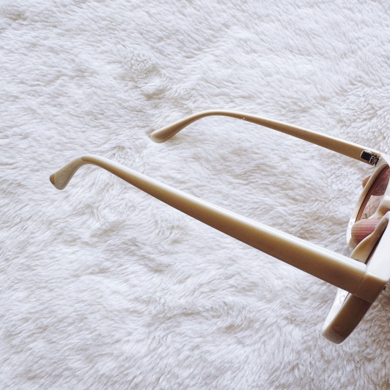 Other Paige White Round Sunglasses Size ONE SIZE - 9 Thumbnail