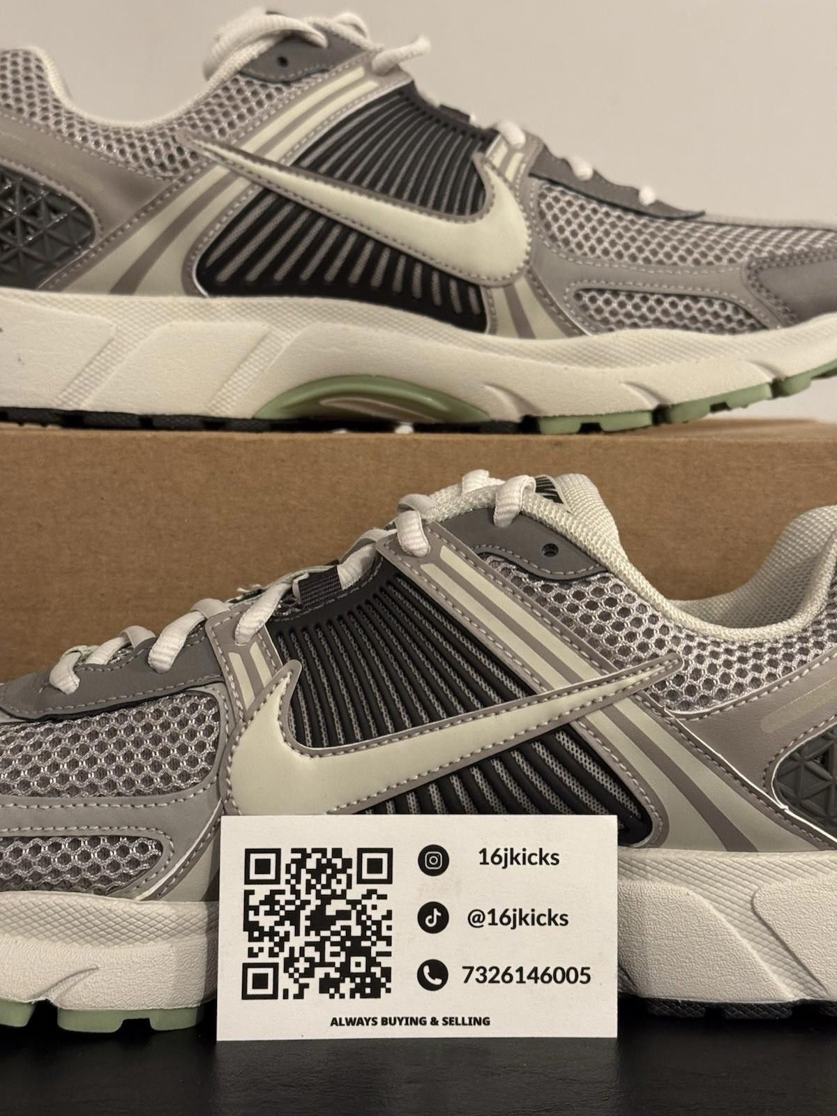 Nike Size 12.5 - Nike Air Zoom Vomero 5 Cobblestone W Size US 12 / IT 42 - 2 Thumbnail