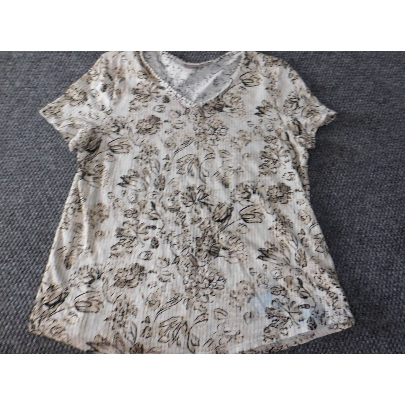 Vintage Chicos Blouse Shirt Womens V-Neck Beige Floral Stretch 100% Cotton Short Sleeve Pullover Regular Size 1 Classic Base Casual Men/Women? Size XS / US 0-2 / IT 36-38 - 3 Thumbnail
