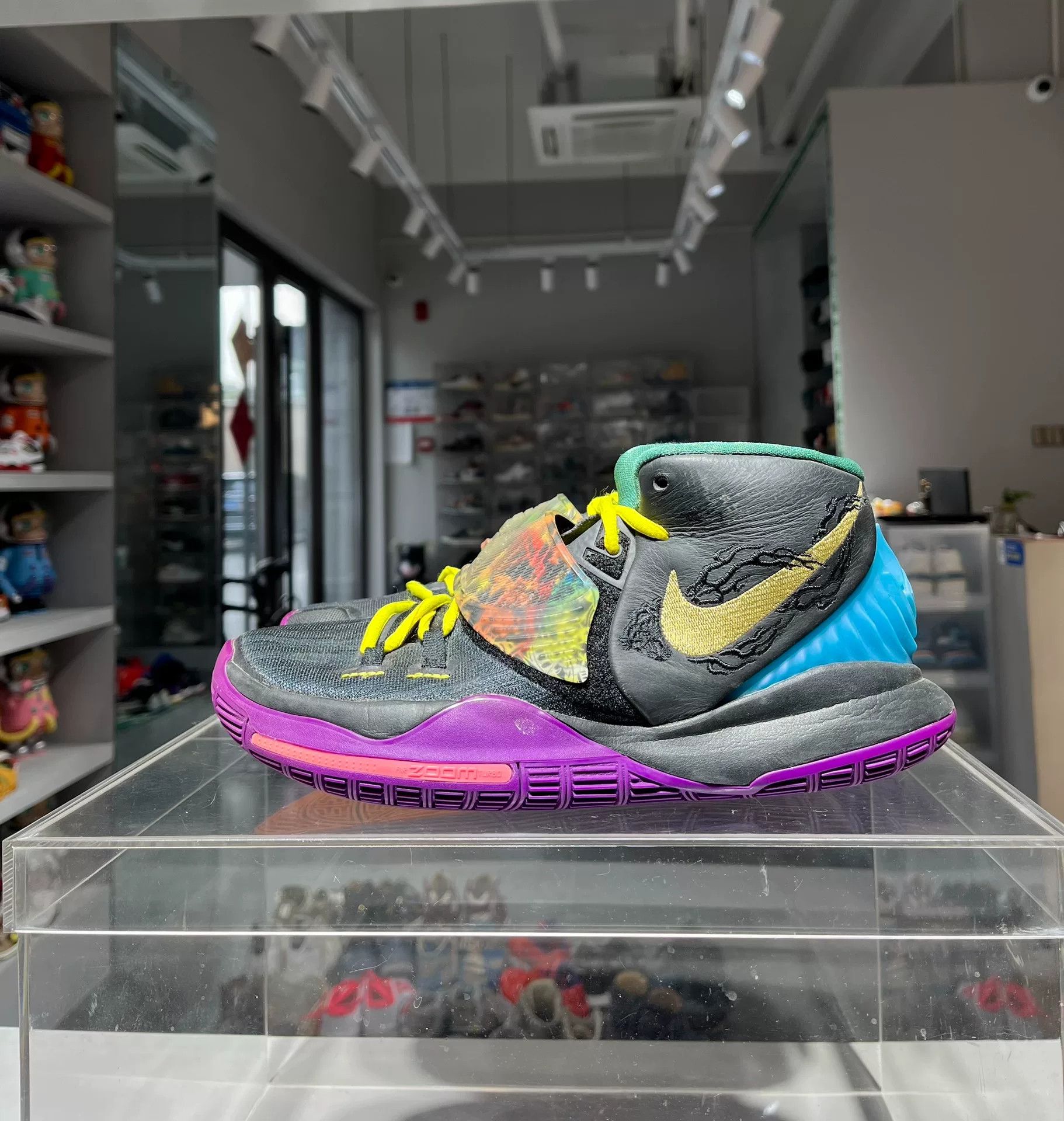 Nike Nike KYRIE Lowtop Sneakers 7.5 Men Size US 7.5 / EU 40-41 - 1 Thumbnail