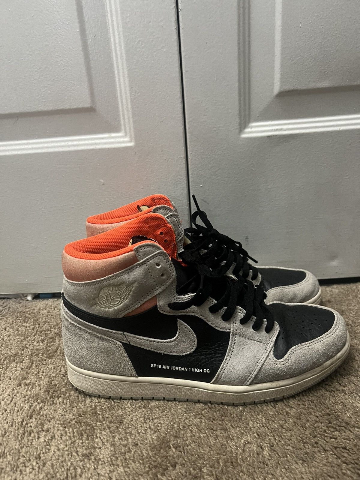Jordan Brand Air Jordan 1 Retro High OG 'Neutral Grey' Size US 11 / EU 44 - 1 Thumbnail