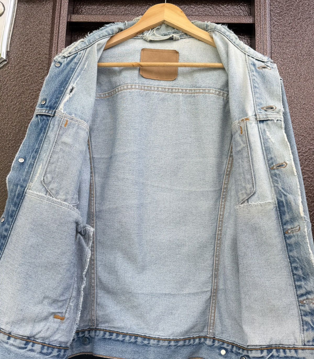 Levi's Vintage Levi’s Distressed Denim Light Wash Grunge Trucker Size US L / EU 52-54 / 3 - 14 Thumbnail