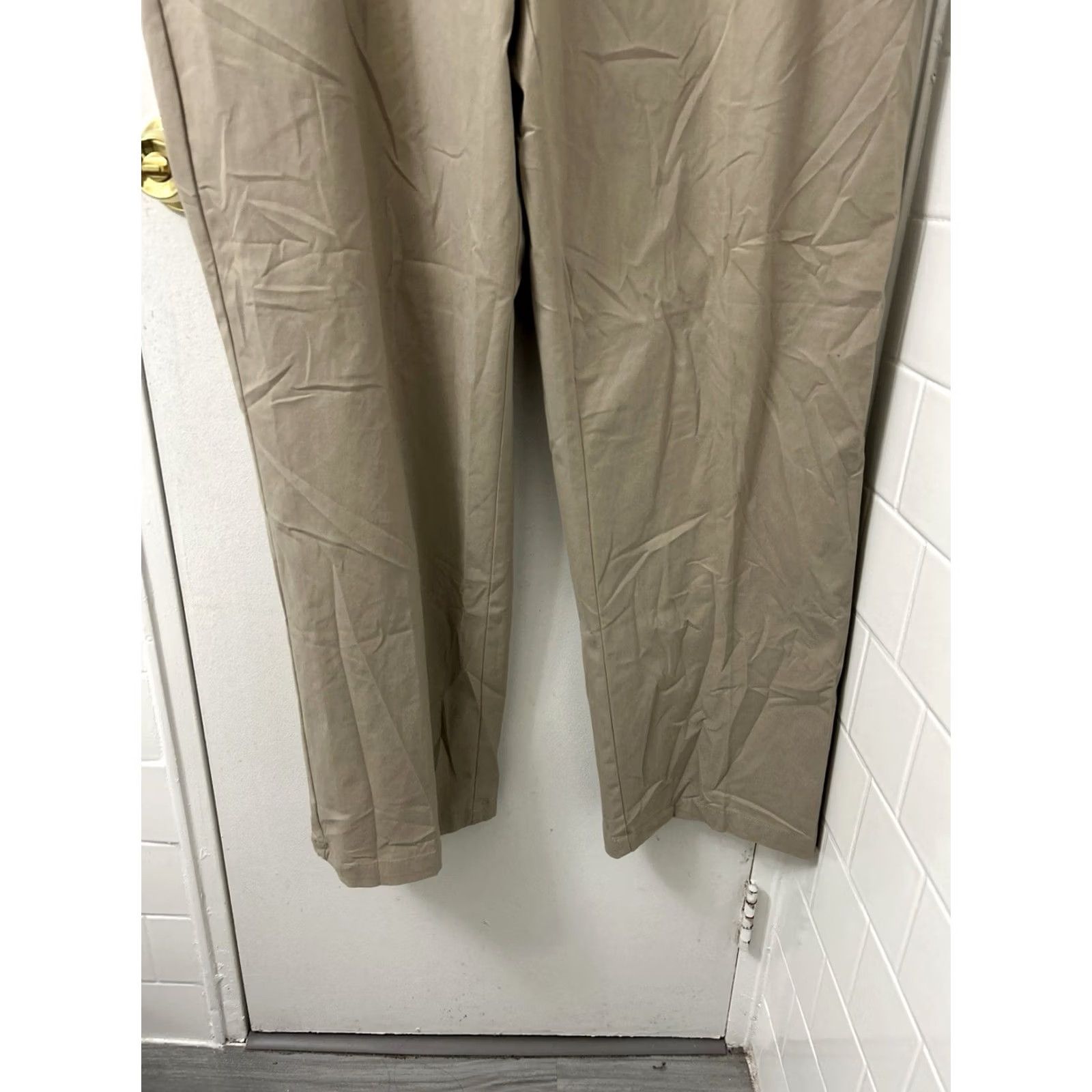 Croft & Barrow VINTAGE? No, not vintage. Croft & Barrow Pants Mens 42x32 Brown Khaki Relaxed Fit Flat Front YKK Trousers Size US 42 / EU 58 - 3 Thumbnail