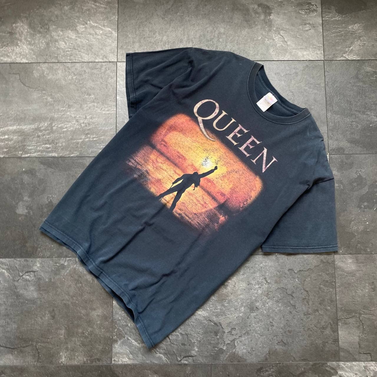 Band Tees × Vintage Vintage queen big logo rare tee shirts Size US XL / EU 56 / 4 - 1 Thumbnail