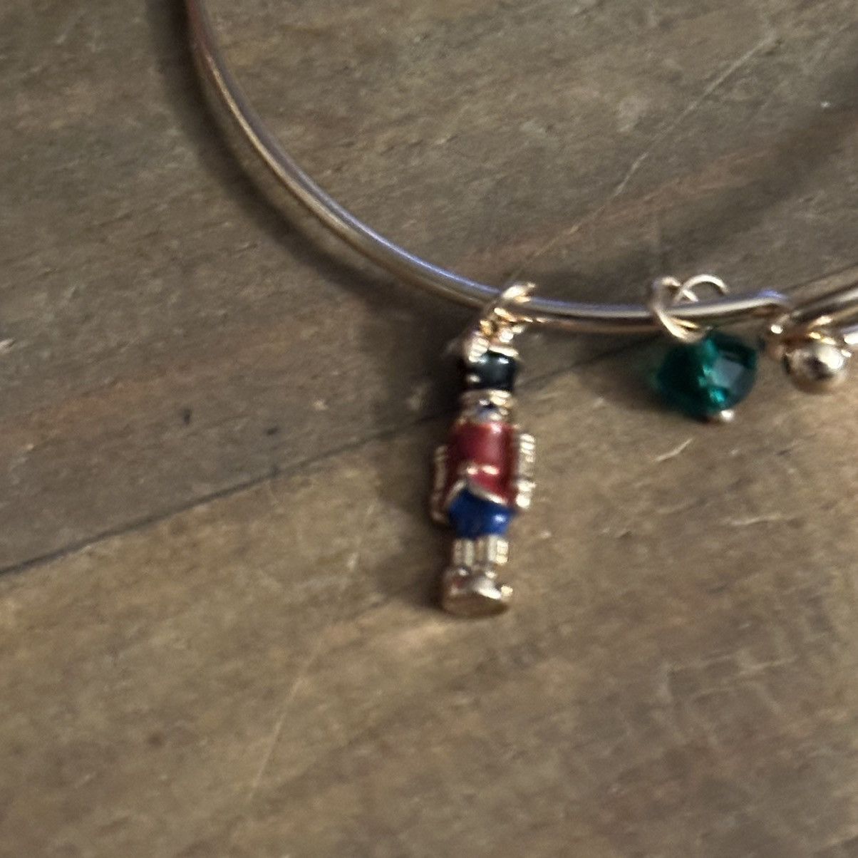 Other Gold tone Christmas expandable bangle charm bracelet Size ONE SIZE - 3 Thumbnail