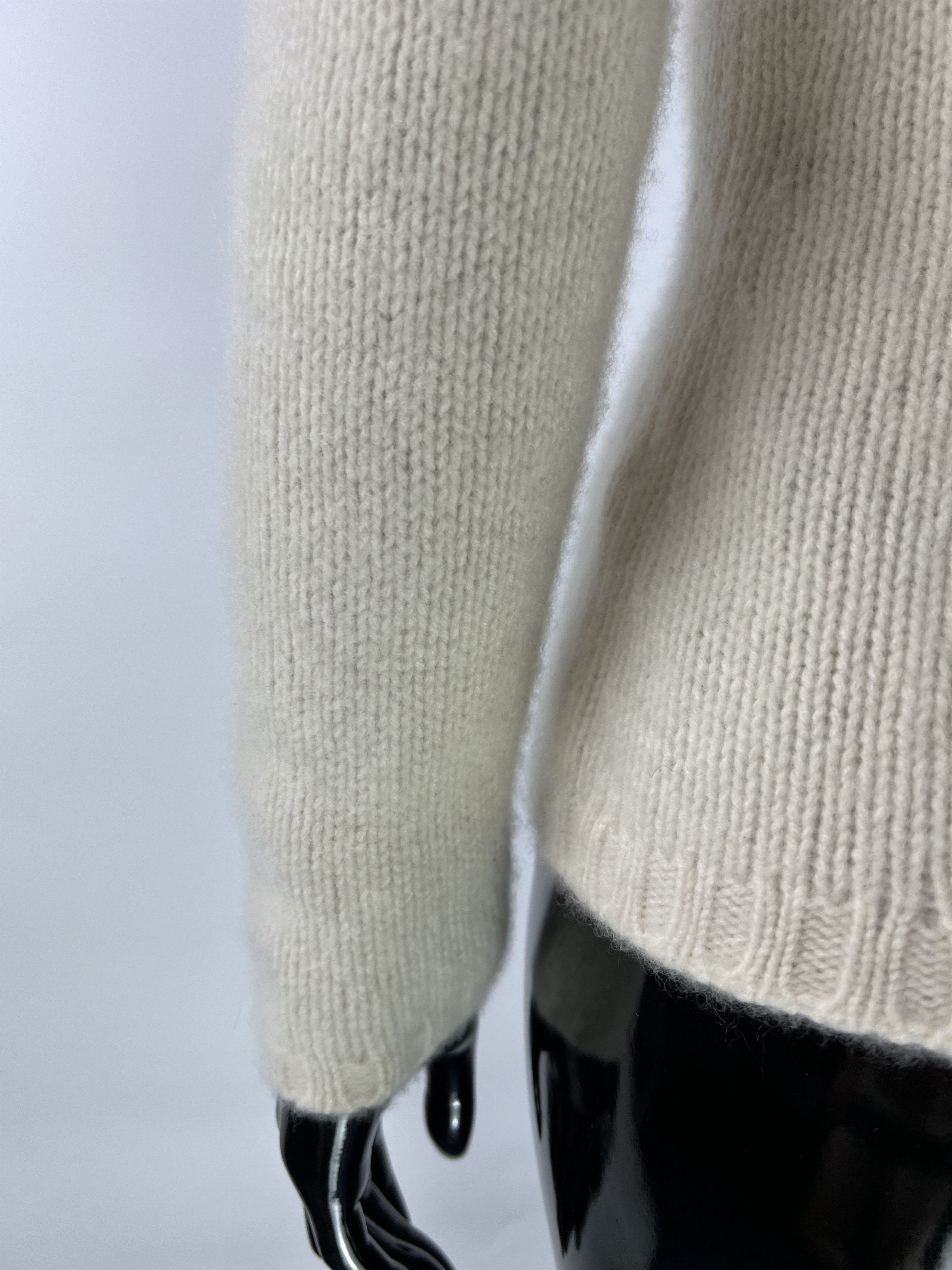 Loro Piana Loro Piana Women's 100% Cashmere V-Neck Sweater Size IT44 Size M / US 6-8 / IT 42-44 - 4 Thumbnail
