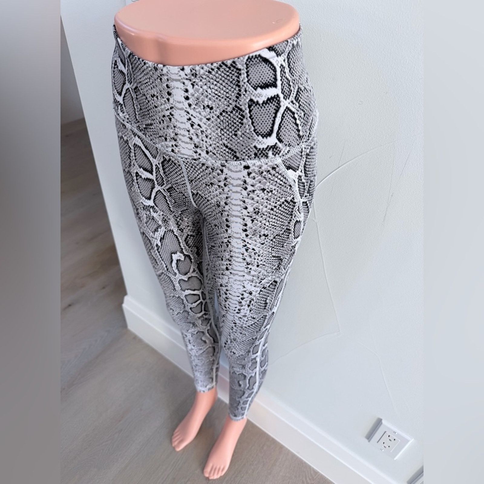 Other Snakeskin Print Leggings Yoga Gym Workout Pilates size S/M Size 26" / US 2 / IT 38 - 3 Thumbnail