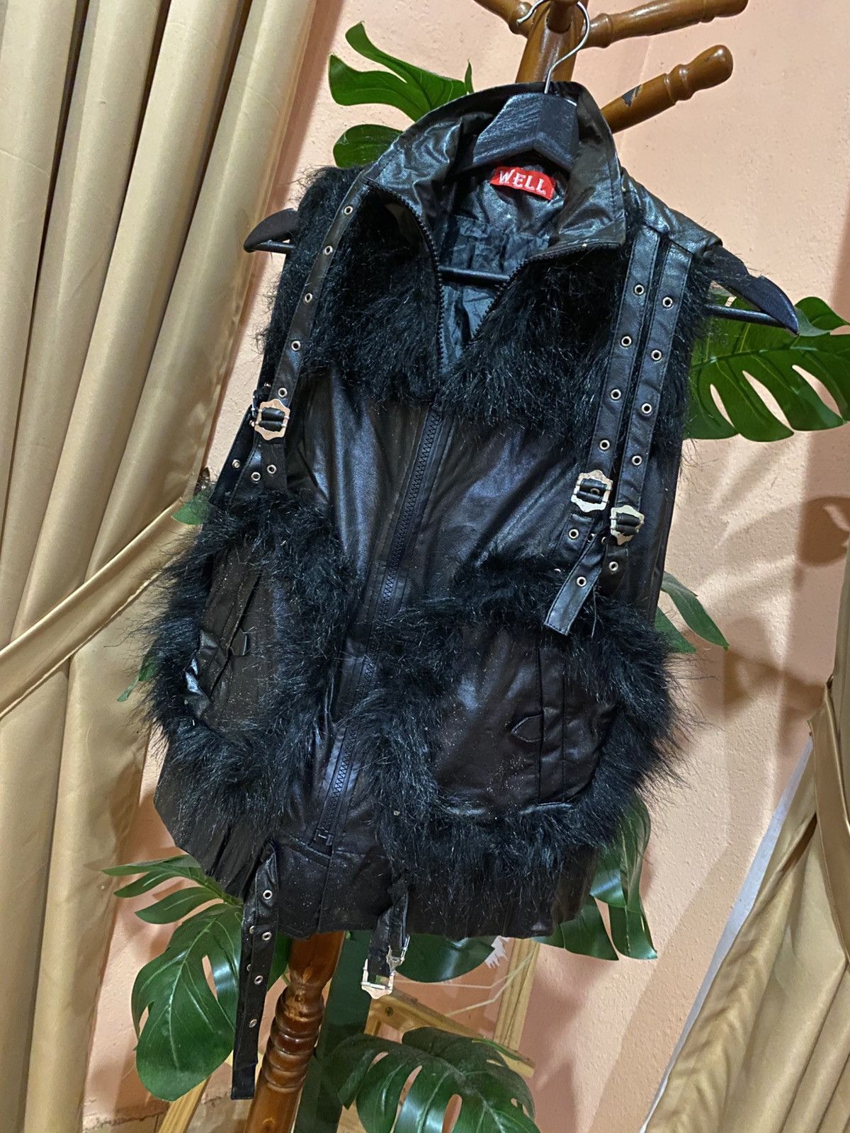 Japanese Brand WELL Black Leather Vest with Fur Trim and Buckle Straps Size US M / EU 48-50 / 2 - 2 Thumbnail