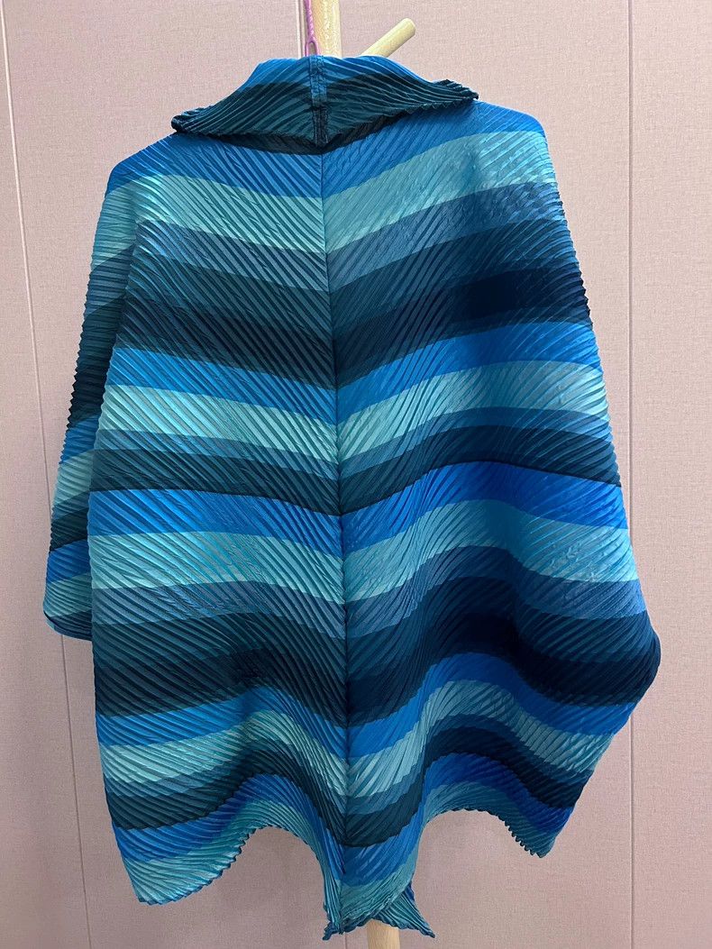 Issey Miyake Issey Miyake size:2 Blue pleated mainline coat Size M / US 6-8 / IT 42-44 - 2 Thumbnail