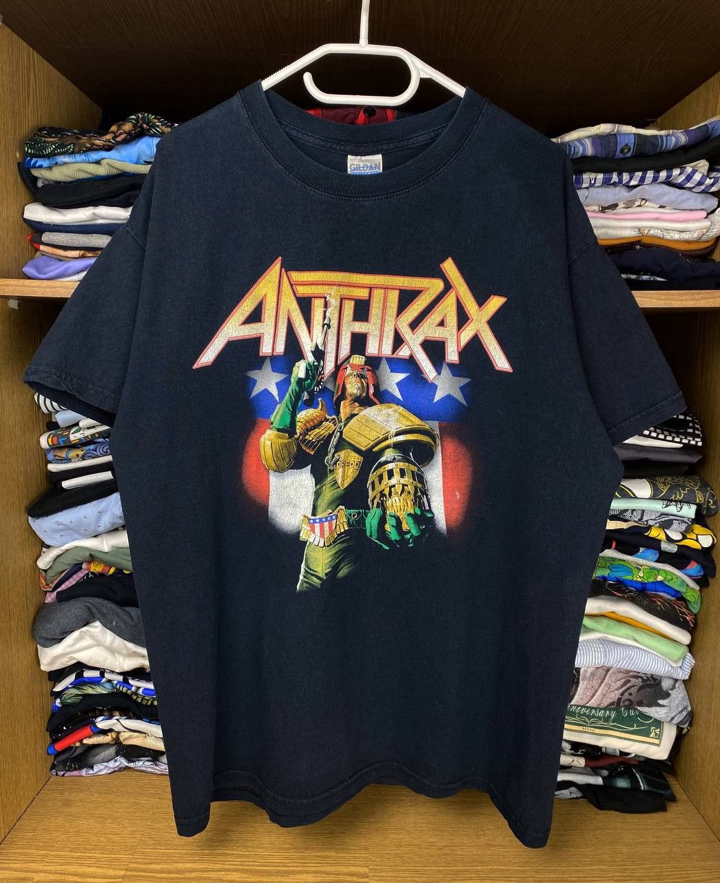 Band Tees × Vintage Vintage Anthrax 1997-2004 "I Am The Law" Dredd Graphic Tee Size US XL / EU 56 / 4 - 1 Thumbnail
