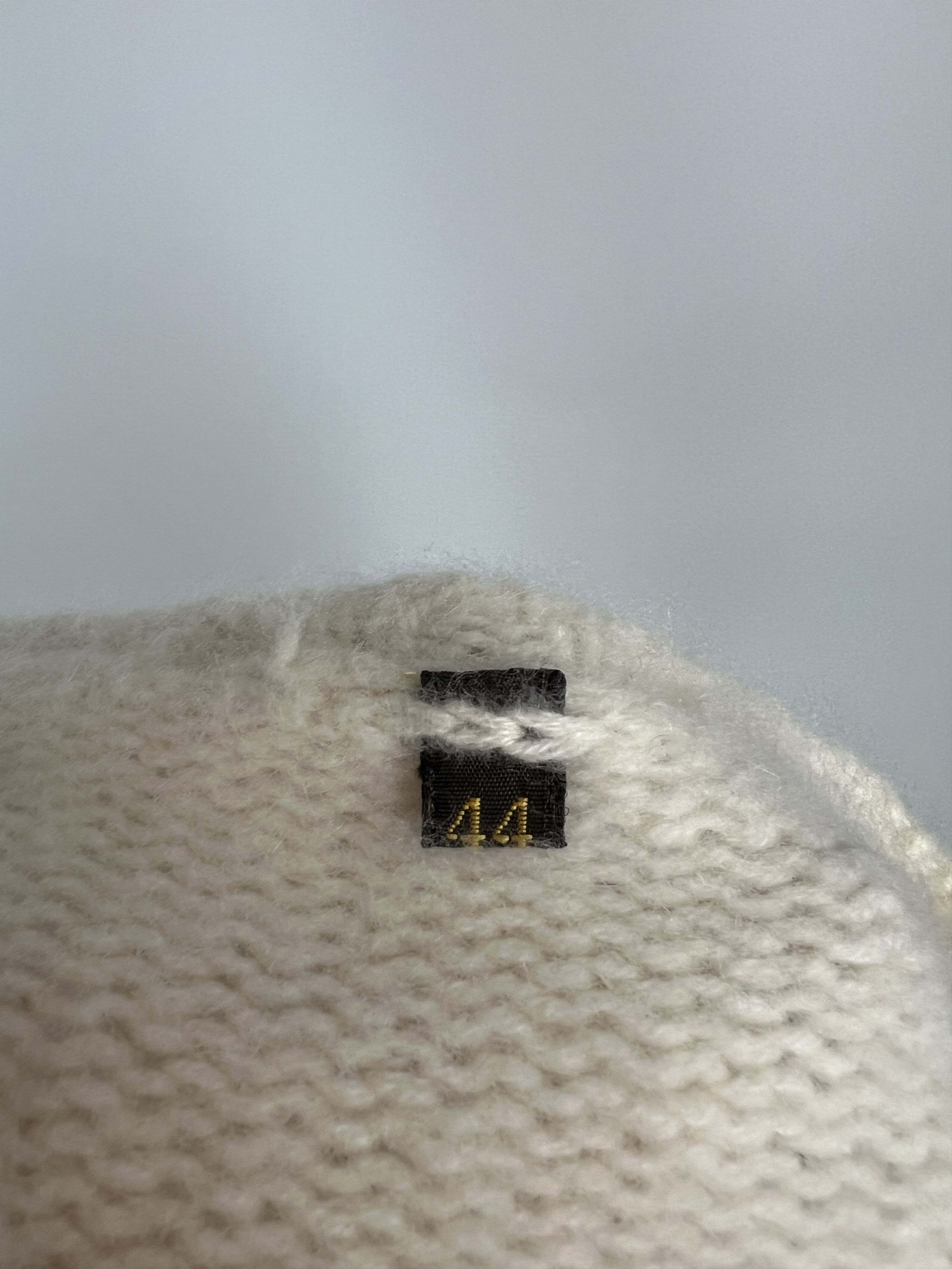 Loro Piana Loro Piana Women's 100% Cashmere V-Neck Sweater Size IT44 Size M / US 6-8 / IT 42-44 - 10 Thumbnail