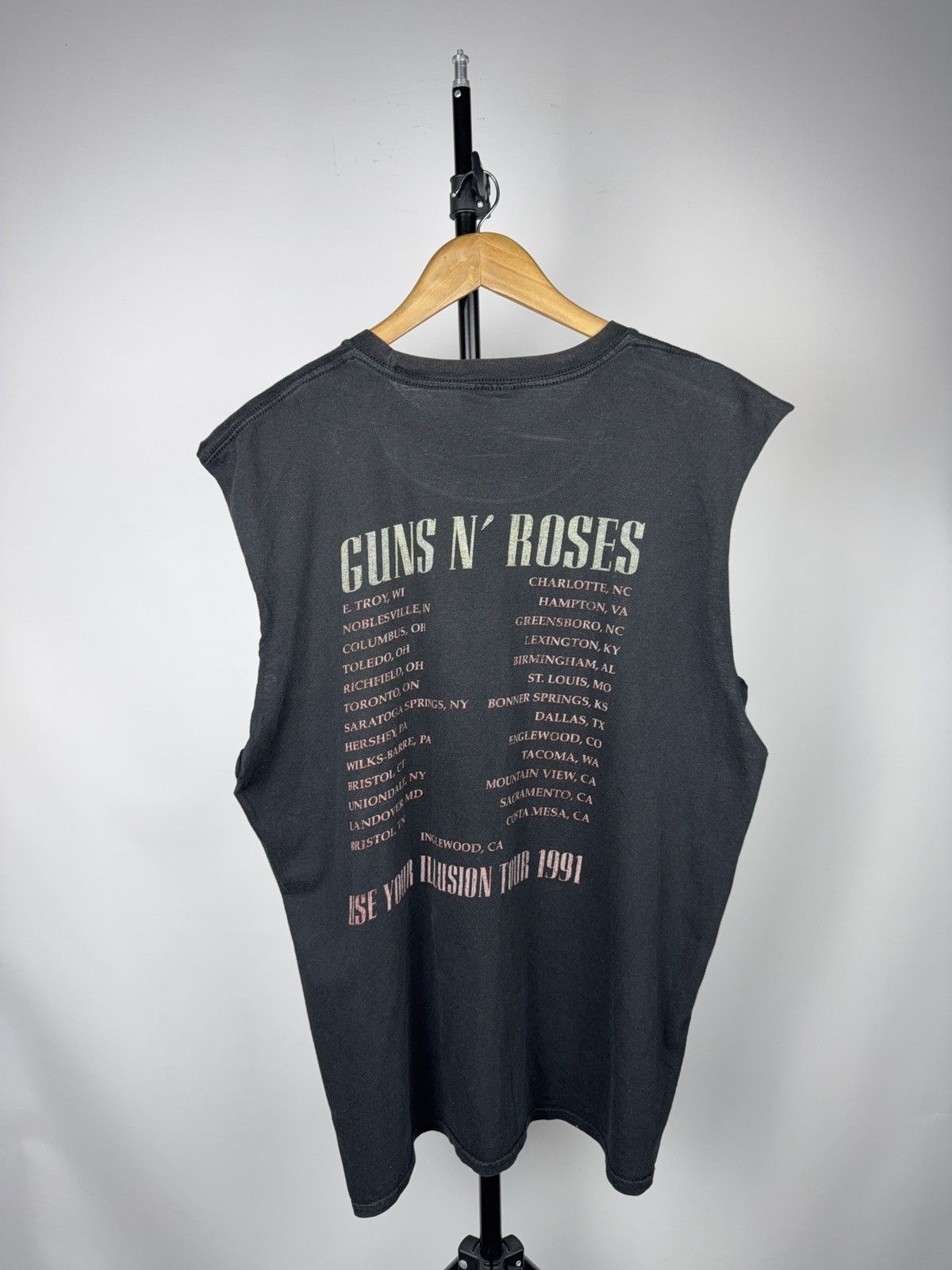 Guns N' Roses 2018 Guns N’ Roses Civil War Cut Off Sleeveless Tee M/L Size US L / EU 52-54 / 3 - 8 Thumbnail