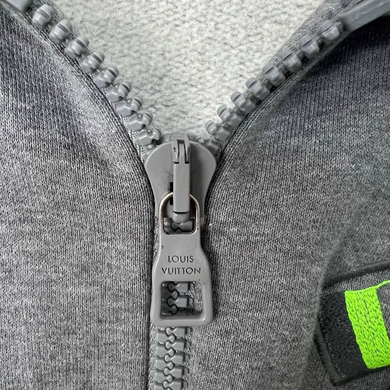 Louis Vuitton Louis Vuitton Grey foam logo hooded zip jacket Size US L / EU 52-54 / 3 - 7 Thumbnail