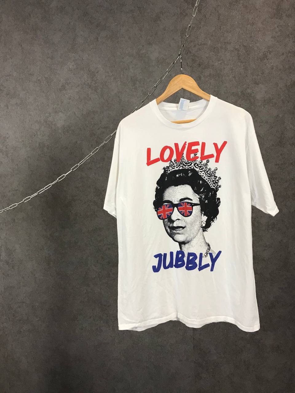 Vintage Queen Elizabeth II humor vintage tee Size US XL / EU 56 / 4 - 1 Thumbnail